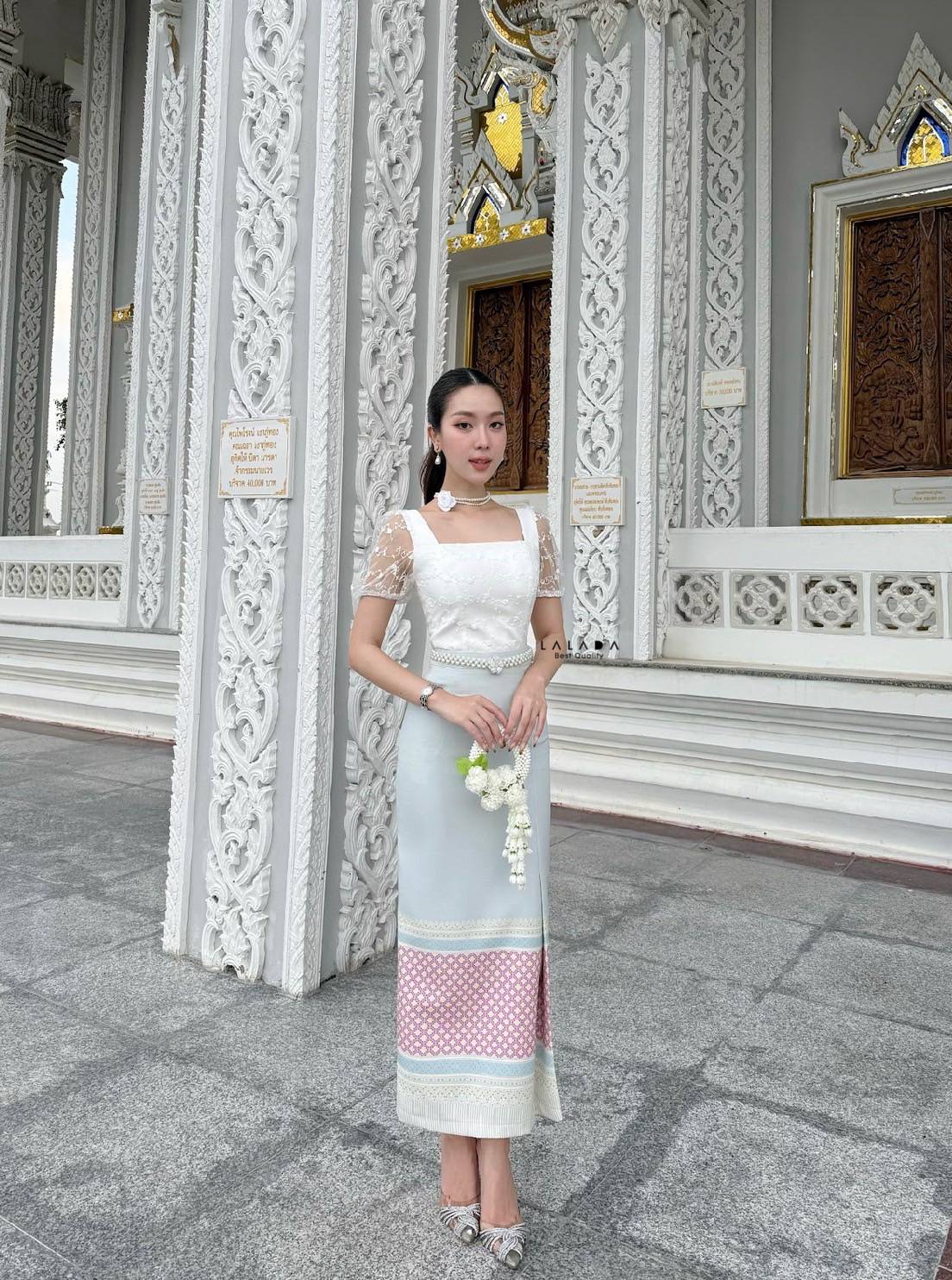 คอลผ้าไทย ชุดทำบุญ ชุดไปงาน พร้อมส่งค่ะ เสื้อลูกไม้คอเหลี่ยมมีแขน อกเสริมฟองน้ำ + เข็มกลัดดอกไม้ + เข็มขัด ( เข็มขัดยืดได้ ) +สร้อยลูกปัดมุกที่คอ สุดคุ้มมากค่ะ แมทช์กับผ้าถุงสำเร็จพิมพ์ลายโทนสีเขียวอ่อน