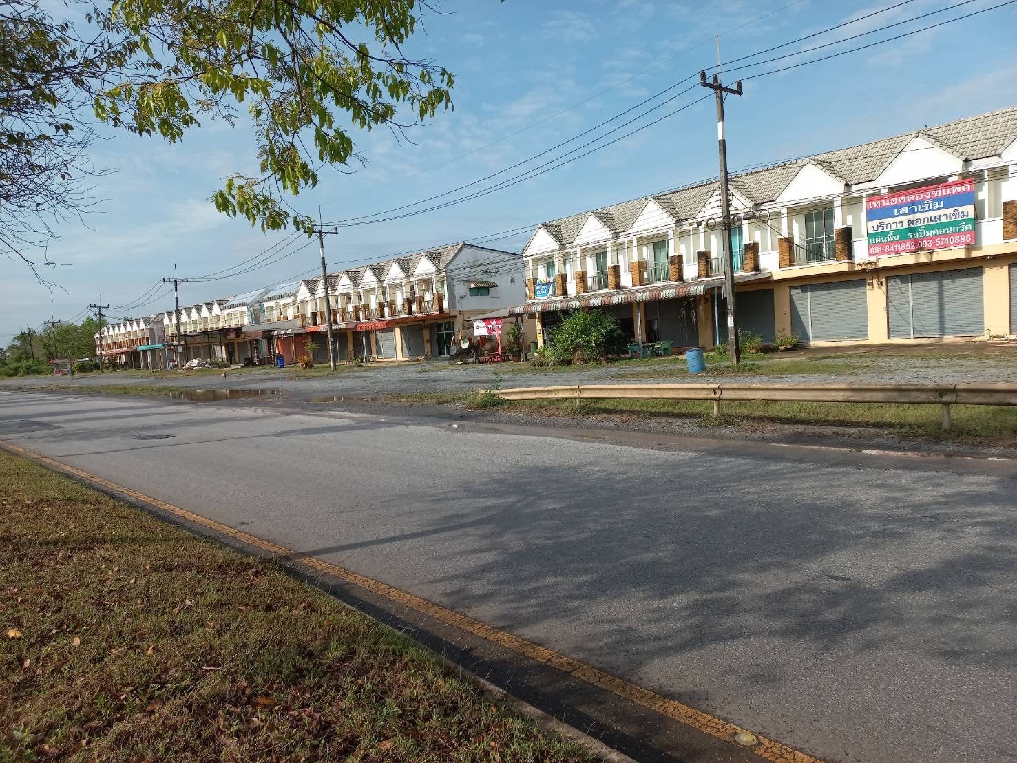 ขายที่ดินถมแล้วติดถนนใหญ่ 4 เลน มีระบบน้ำประปา หม้อแปลงไฟฟ้าแรงสูงพร้อม สามารถดำเนินการทำโครงการบ้านเดี่ยวขนาด 60ถึง70 ตารางวาได้ประมาณ35หลัง ขนาด7.5ไร่ ตำบลที่วัง อำเภอทุ่งสงจังหวัดนครศรีธรรมราช