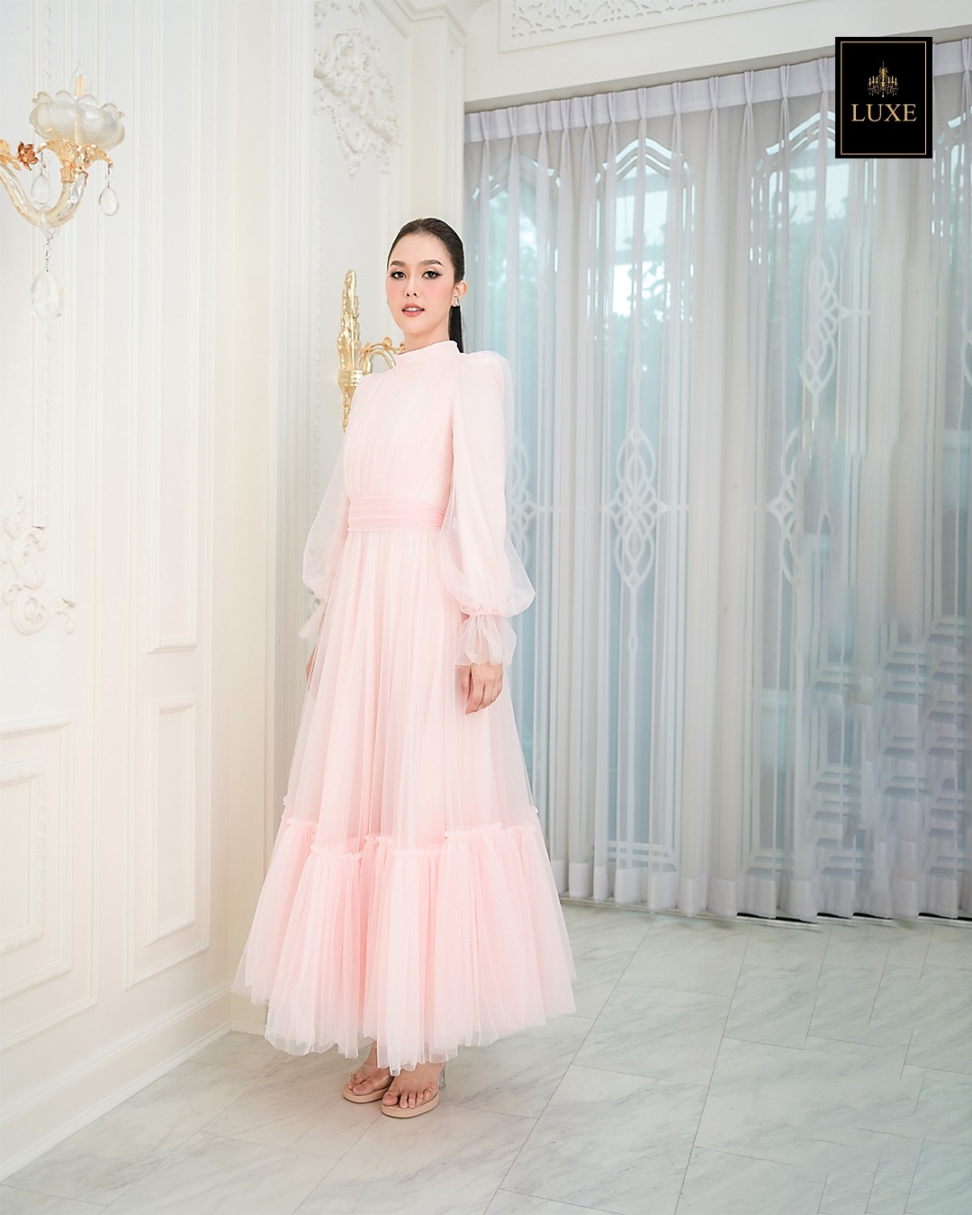 Label : LUXE แม็กซี่เดรสเสื้อคอปีนแขนยาว กระโปรงบานต่อชายรูดระบายรอบตัว มีโบว์ผูกเอว คัตติ้งประณีต มีซิปซ่อนและซับในเต็มตัวรวมแขนเสื้อ ทำจากผ้าเน็ตเนื้อนุ่ม ใส่สบายไม่ระคายผิวค่ะ