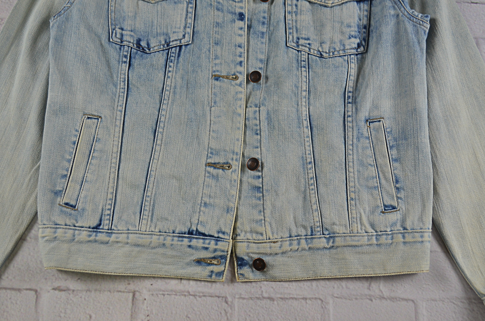 FOREVER 21 อกจริง40' (M) เสื้อแจ็คเก็ตยีนส์ เสื้อยีนส์แขนยาวหญิงชาย เนื้อผ้ายีนส์นุ่มใสสบาย มีกระเป๋าข้างนอกและใน สภาพดีมาก