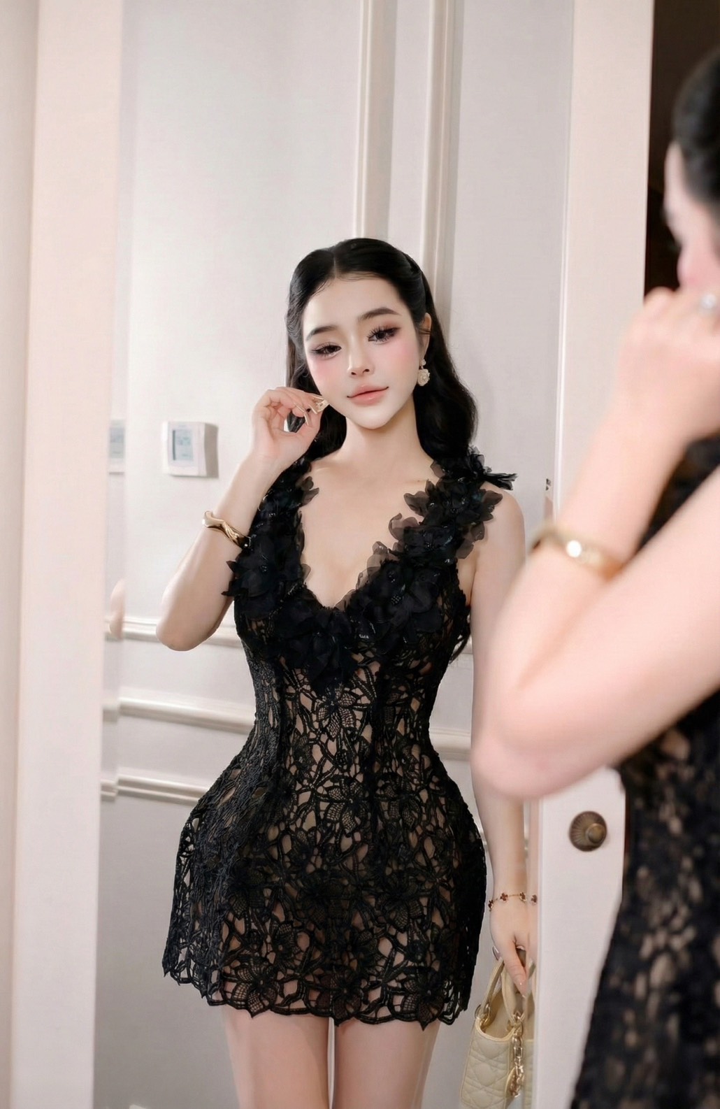 งานป้าย : Aileen Brand มินิเดรสสีดำ ดีเทลผ้าลูกไม้ทั้งชุด มีซัปในสีครีมมาอย่างดี ไม่ต้องกลัวโป๊ ช่วงอกเสริมฟองน้ำ แต่งดอกไม้ 3D สีดำบริเวณคอและไหล่ มีคริสตัลติดกลางดอกไม้ (อกเสริมฟองน้ำ) งานสวยเนื้อผ้าดี มีชับใน ซิปหลังซ่อนอย่างดี