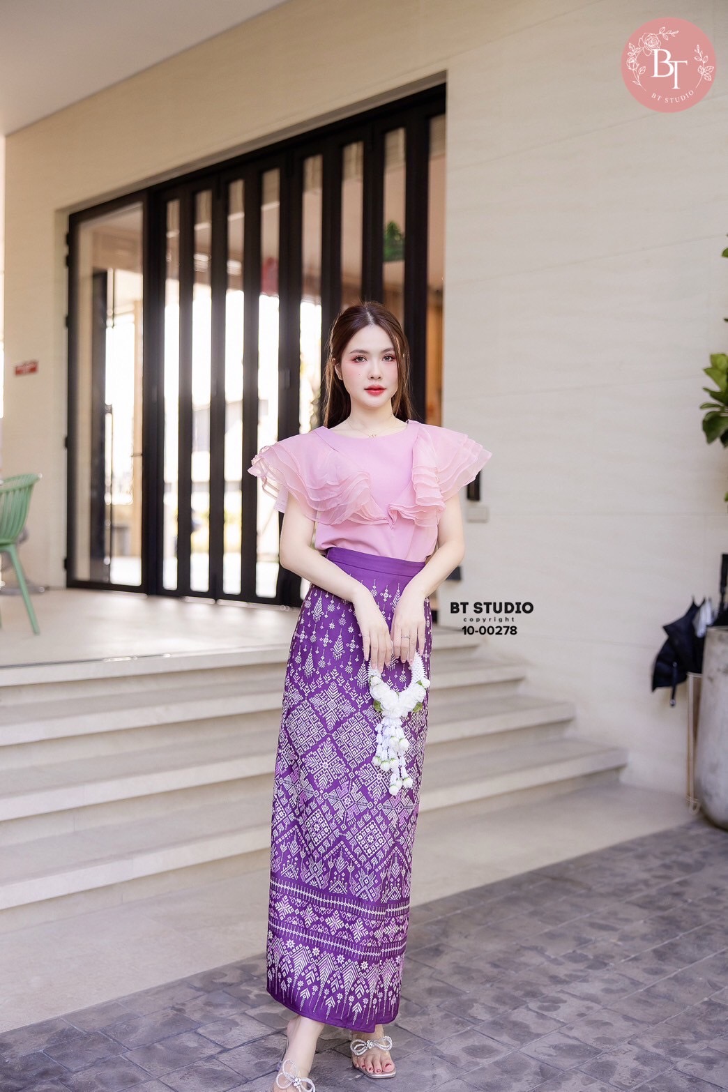 TAG : BT STUDIO DETAIL : เซท 2 ชิ้น เสื้อสีชมพูแขนกุดแต่งระบายช่วงไหล่ไล่ลงมาตรงกลางทั้งด้านหน้าและหลัง ซิปหลังมาพร้อมกระโปรงผ้าถุงประยุกต์พิมพ์ลายสีม่วง งานสวยเนื้อผ้าดีคัตติ๊งสวยมีซับในค่ะ