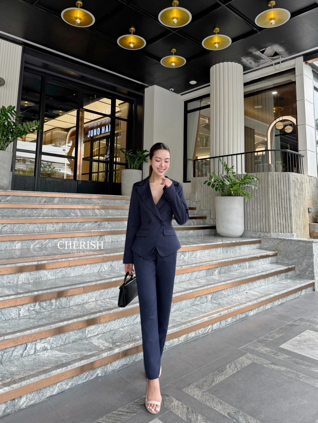 Setsuit เสื้อ+กางเกง เรียบหรู ดูเท่ ทรงสวย ใช้ผ้าดี ใส่สบาย ตัวเสื้อสูทแต่งกระดุม มีกระเป๋า พร้อมซับในทั้งตัว มาพร้อมกับกางเกงขากระบอก มีกระเป๋า 2 ข้าง จะใส่ทำงาน ออกงาน