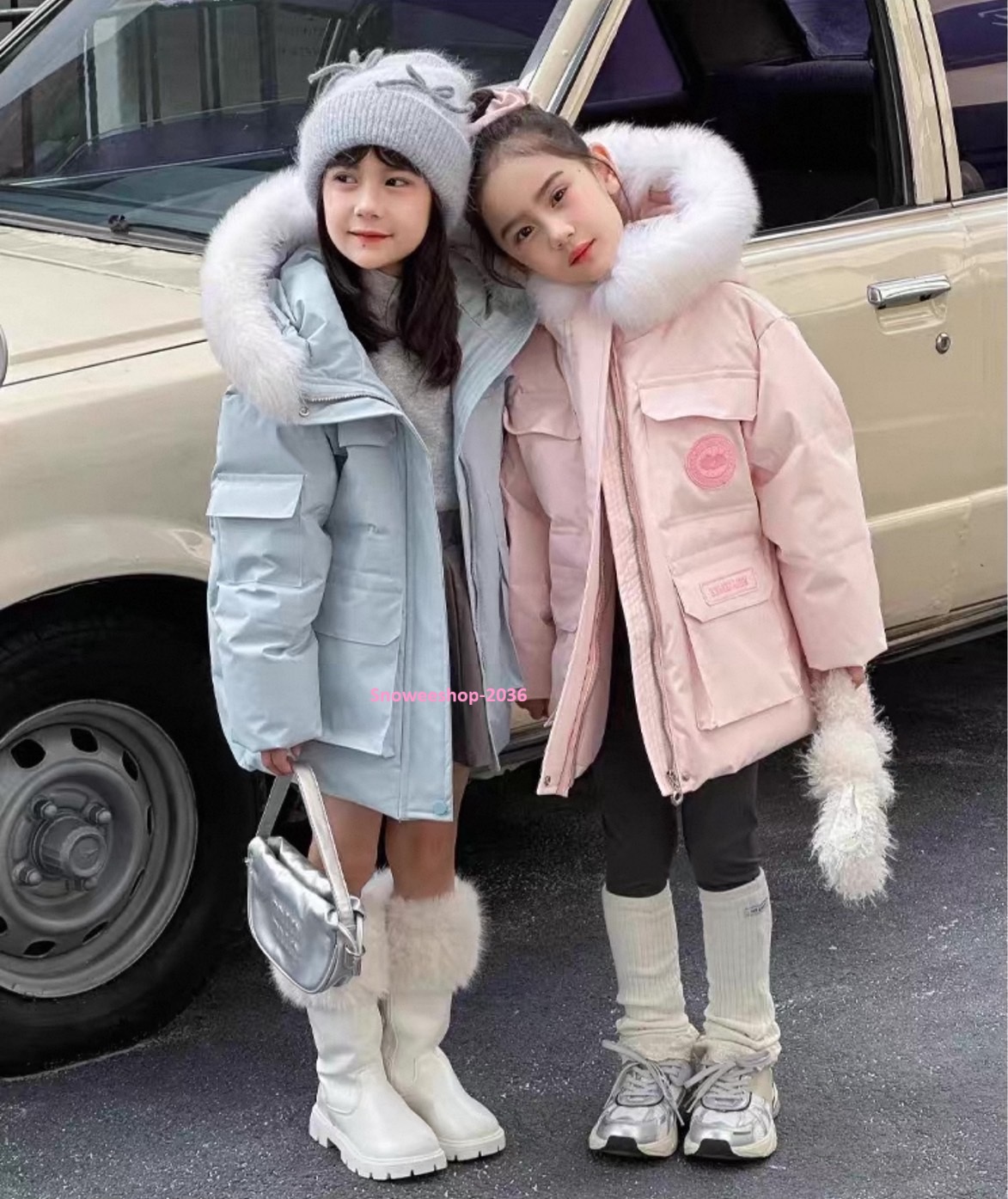 เจ้าหญิงหิมะตัวน้อยก็ต้องมีลุคสุดคิวท์ อบอุ่นทุกองศา แต่ยังสวยหวานในทุกช็อต เสื้อโค้ทเด็กผู้หญิงทรงยาวปานกลาง บุขนหนานุ่ม กันหนาวติดลบ ฮู้ดขนเฟอร์สุดฟู ถ่ายรูปมุมไหนก็น่ารัก กันลม กันหิมะ อุ่นสบายไม่กลัวหนาว มี 2 สีคิวท์ๆ — ฟ้า & ชมพู ไซซ์ 110-160 cm