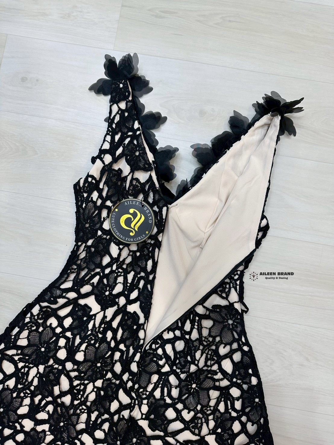งานป้าย : Aileen Brand มินิเดรสสีดำ ดีเทลผ้าลูกไม้ทั้งชุด มีซัปในสีครีมมาอย่างดี ไม่ต้องกลัวโป๊ ช่วงอกเสริมฟองน้ำ แต่งดอกไม้ 3D สีดำบริเวณคอและไหล่ มีคริสตัลติดกลางดอกไม้ (อกเสริมฟองน้ำ) งานสวยเนื้อผ้าดี มีชับใน ซิปหลังซ่อนอย่างดี