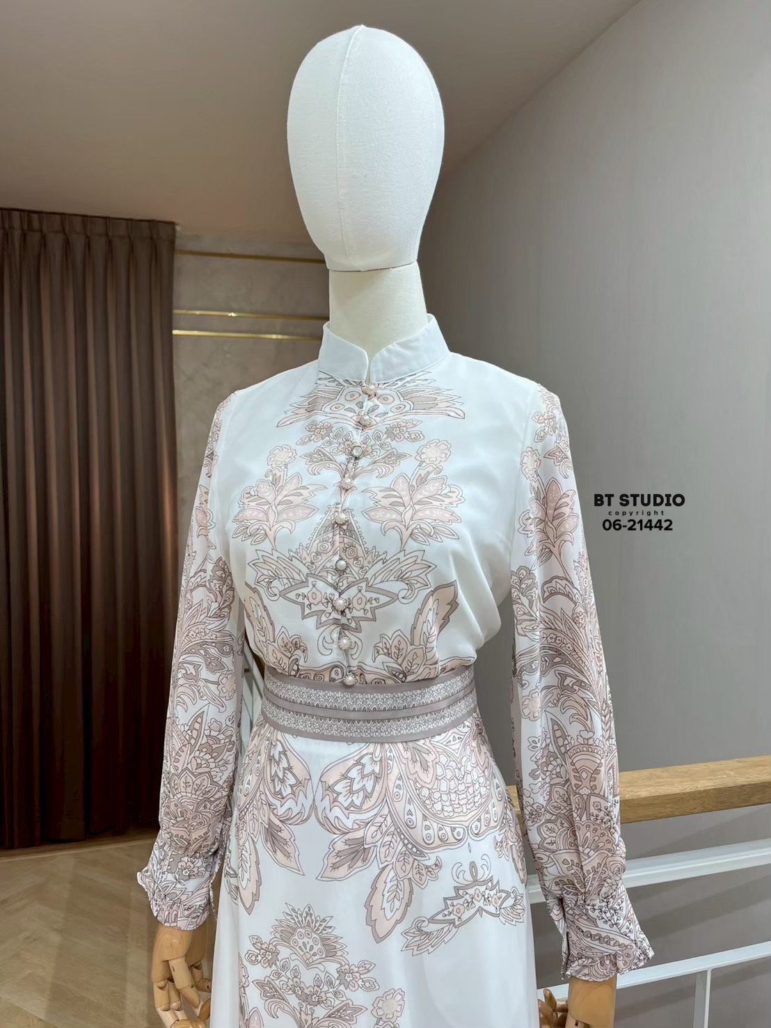 ชุดเซทเสื้อแขนยาวกระดุมหน้าแขนยาวคอปก มาพร้อมกระโปรงยาวแต่งผ้าพริ้ว ๆ งานพิมพ์ลายตามแบบ งานสวยเนื้อผ้าดีคัตติ๊งเป๊ะ