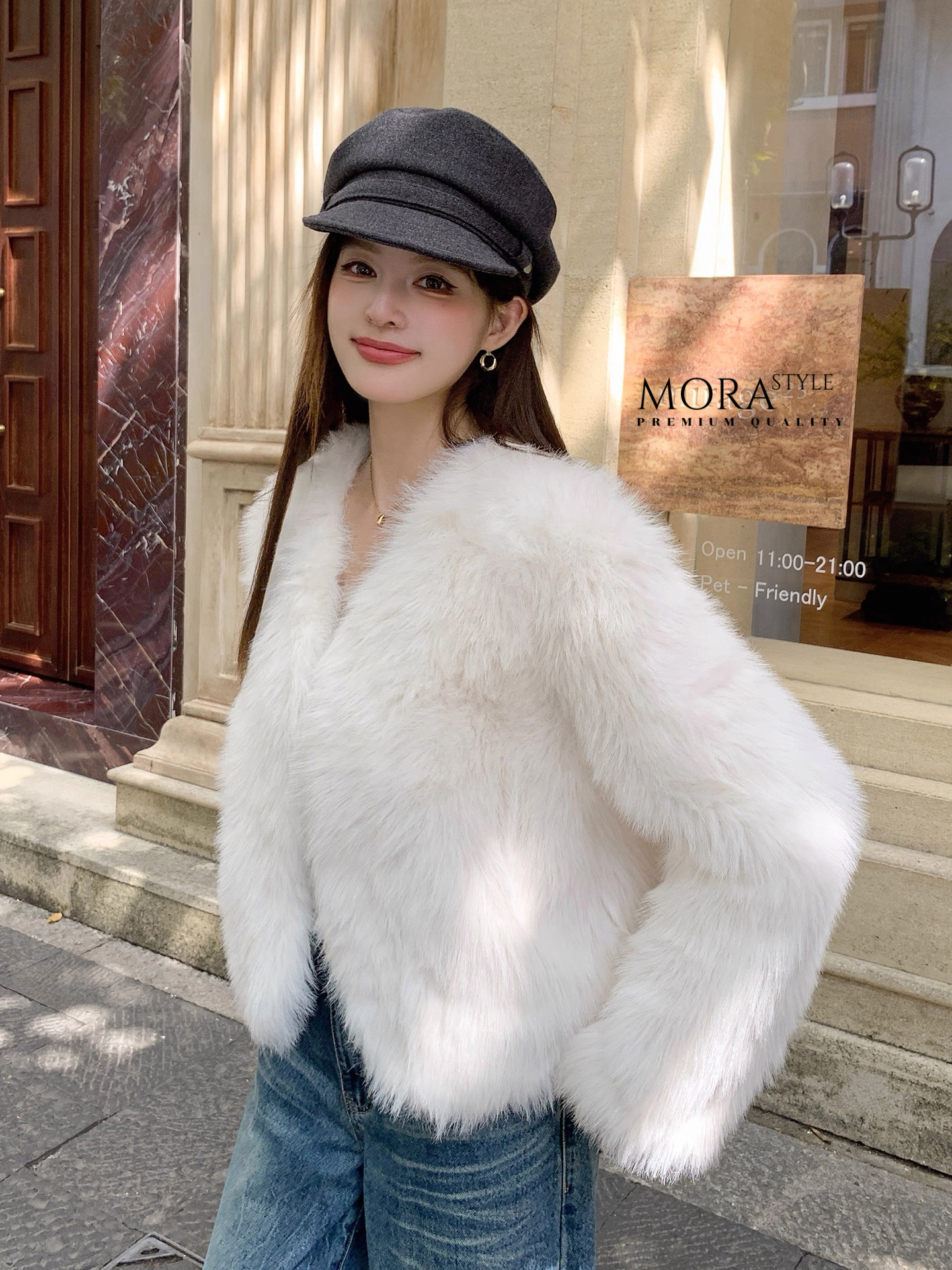 เสื้อคลุมแขนยาวแต่งขนทั้งตัว งานสวยแพง เหมาะกับแฟชั่นหนาวนี้สุดๆ ดีไซน์ออกมาเก๋ งานคือน่ารักมากค่ะ สาวๆต้องมีติดตู้นะคะ