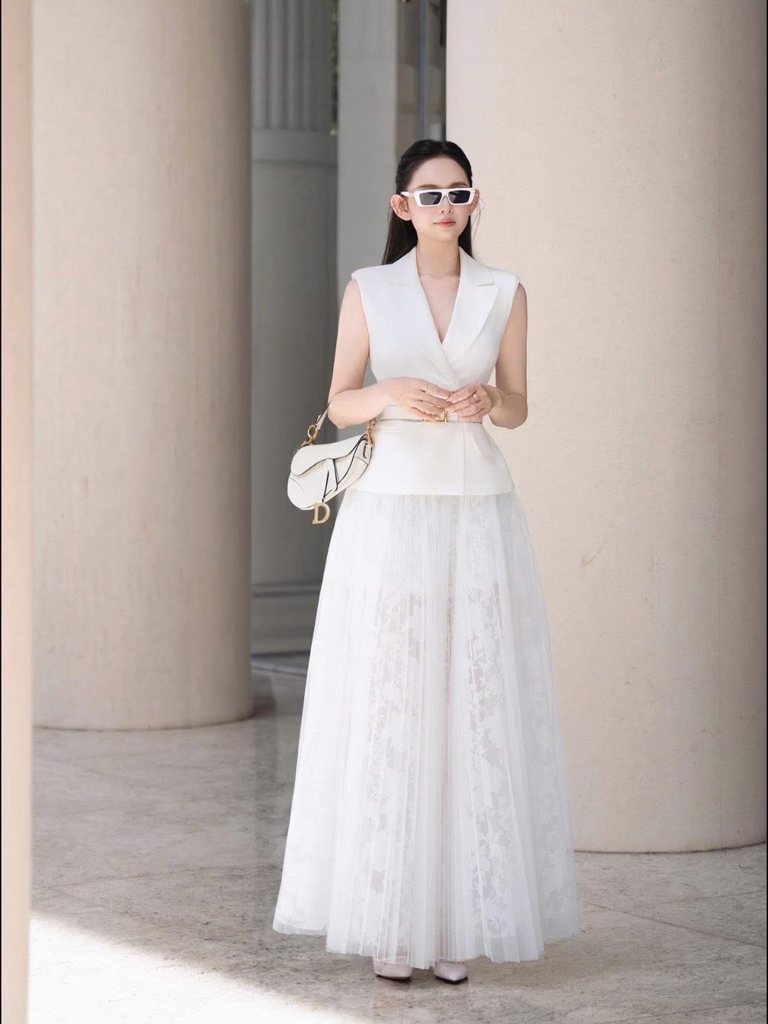 เซต3ชิ้นเสื้อสูทคอปกแขนกุดกระดุมหน้าพร้อมกระดุมแปกกันโป๊ช่วงคอวีเสื้อตัดเย็บด้วยเนื้อผ้าสูทอัดกาวเนื้อผ้ามีน้ำหนักอยู่ทรงสวยทรงเสื้อเข้ารูปเข้าทรงตัดตามไซส์เข้ารูปช่วงเอวมาพร้อมเข็มขัดเข้าชุดและกระโปรงยาว3ชั้นซับในสีเนื้อผ้าตาข่ายลายดอกไม้และผ้าตาข่ายซีทู