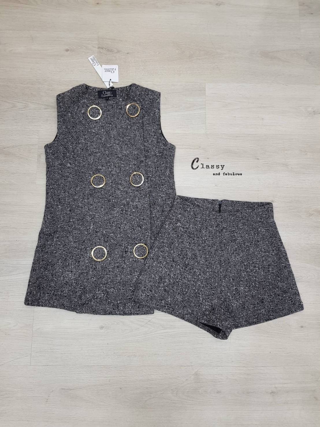 Set เสื้อแขนกุด+กางเกงขาสั้น ผ้าทวิตเนื้อนุ่มทั้งชุด กระดุมแต่งวงกลมขอบทองด้านหน้าสวยๆ ผ้านุ่มเนื้อดีไม่คัน มีซับในทั้งตัว เราทำมา 6 ไซส์ S M L XL 2XL 3XL เลยค่ะ