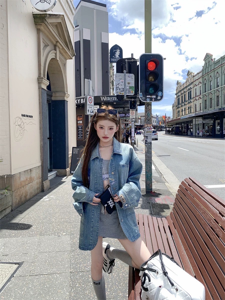 Set เสื้อยีนเบลเซอร์ยีนแขนยาว กระเป๋าหน้า3 เป๋าจุกๆ มีฟอกสีเข้มเป็นกระเป๋าหลอกดูเก๋มาก แมตกางเกงขาสั้นเข้าเซ็ตให้ด้วยย ใช้ผ้ายีนลายทางฟอกเข้มอ่อน และทำสีสะบัดๆ เท่มากก ใส่แล้วลุคนี้ดูเป็นสายแฟมากค้า ที่สำคัญจับแมตได้หลายลุค ตัวแม่ห้ามพลาดเลยย #251356