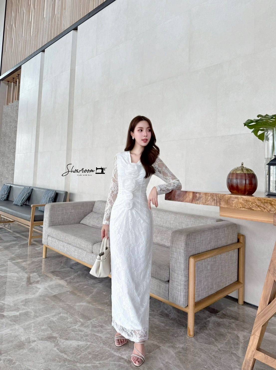 เดรสยาวผ้าลูกไม้ทอลายในตัวทรงเข้ารูป ดีไซน์สวย ซิปหลัง มาพร้อมดอกไม้4ดอก ถอดออกได้ ใช้ผ้าอย่างดีในการตัดเย็บ บุซับ งานสวยแค่ไหนให้ภาพมันฟ้องค่ะ ไม่อธิบายเยอะ คอมพลีทลุคครบจบในชุดเดียวค่ะ #showroombrand #งานป้ายshowroom #งานป้ายคุณภาพดี #งานแฟชั่น #เสื้อผ้