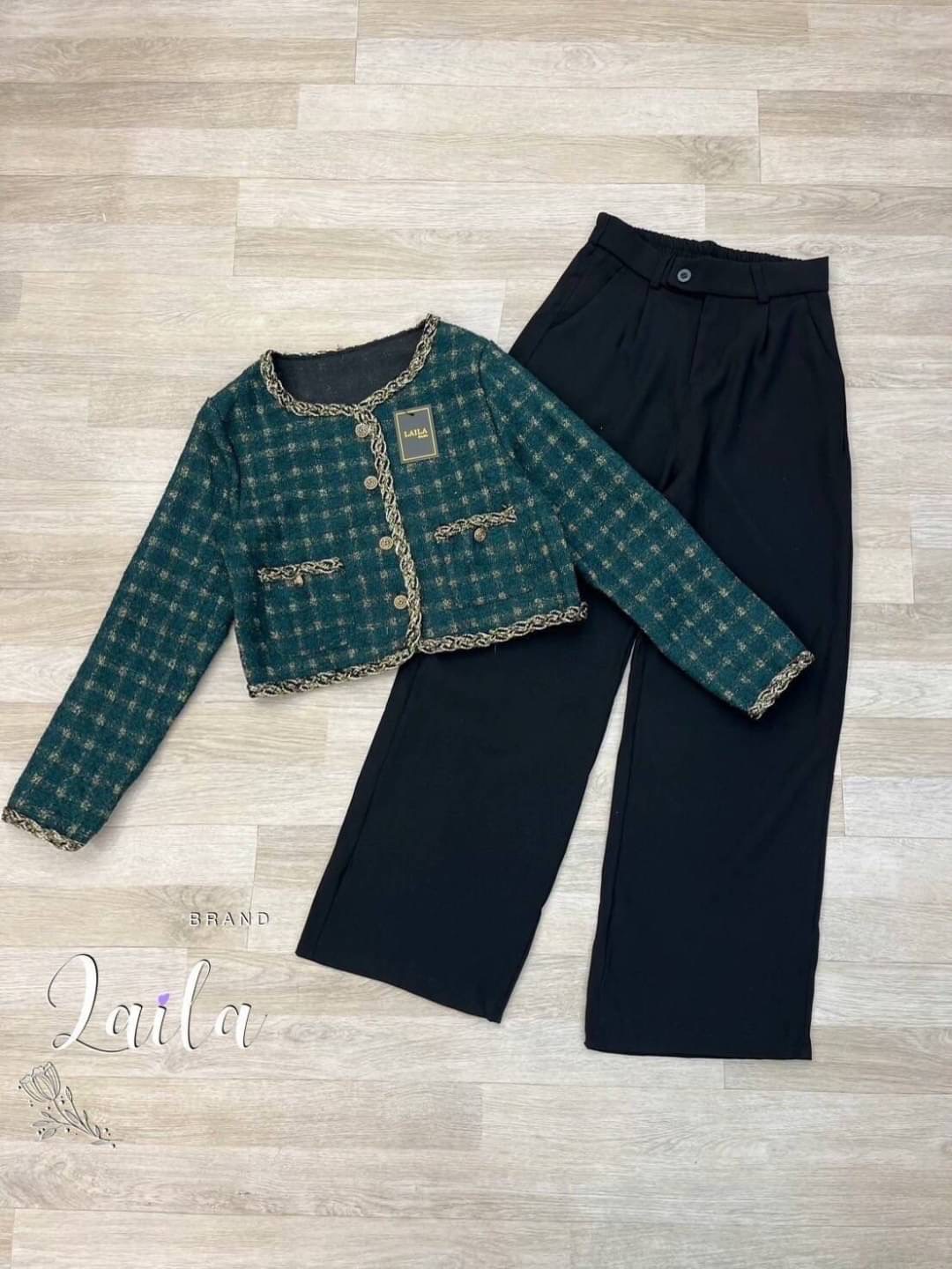 SET เสื้อ+กางเกง เสื้อคลุมทรงครอปแขนยาว แต่งขอบเชือกดิ้นทองดำ ตัวเสื้อสีเขียวเข้มดูแพง แต่งกระดุมทอง มาพร้อมกางเกงขายาว **รอบนี้กางเกงเป็นงานตะขอหน้า**เพิ่มความผ้าหนักหนักทรงสวยผ้าดีพรีเมี่ยม สีดำ แมชลงตัว ลุคคุณหนูดูดีดูแพงค่า #byLaila #ผ้าทวิต #ชุดผ้าทว