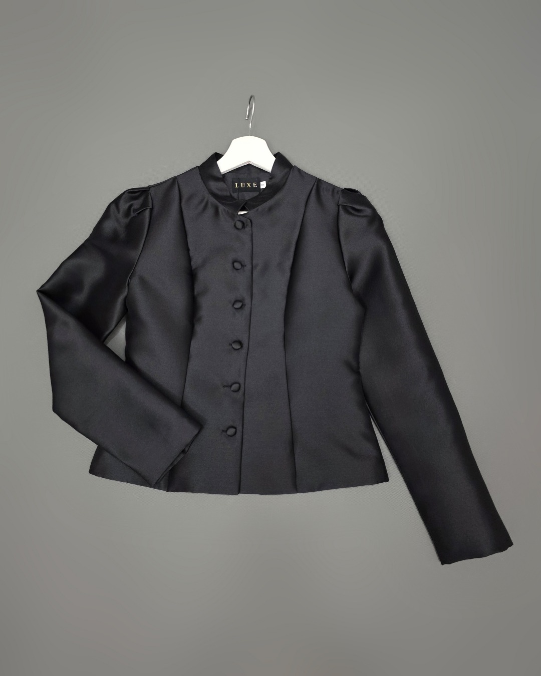 Elegant Black Chitralada Thai Attire Label : LUXE ☑️ เซ็ทเสื้อเข้ารูปผ่าหน้าแขนยาวทรงกระบอก จับคู่กระโปรงป้ายยาวทรงสอบ ☑️ ผ้าปารีส สีดำสนิทมันเงาเล็กน้อย ☑️ สวมใส่สบาย แพทเทิร์นเนี้ยบเข้ารูปกระชับ