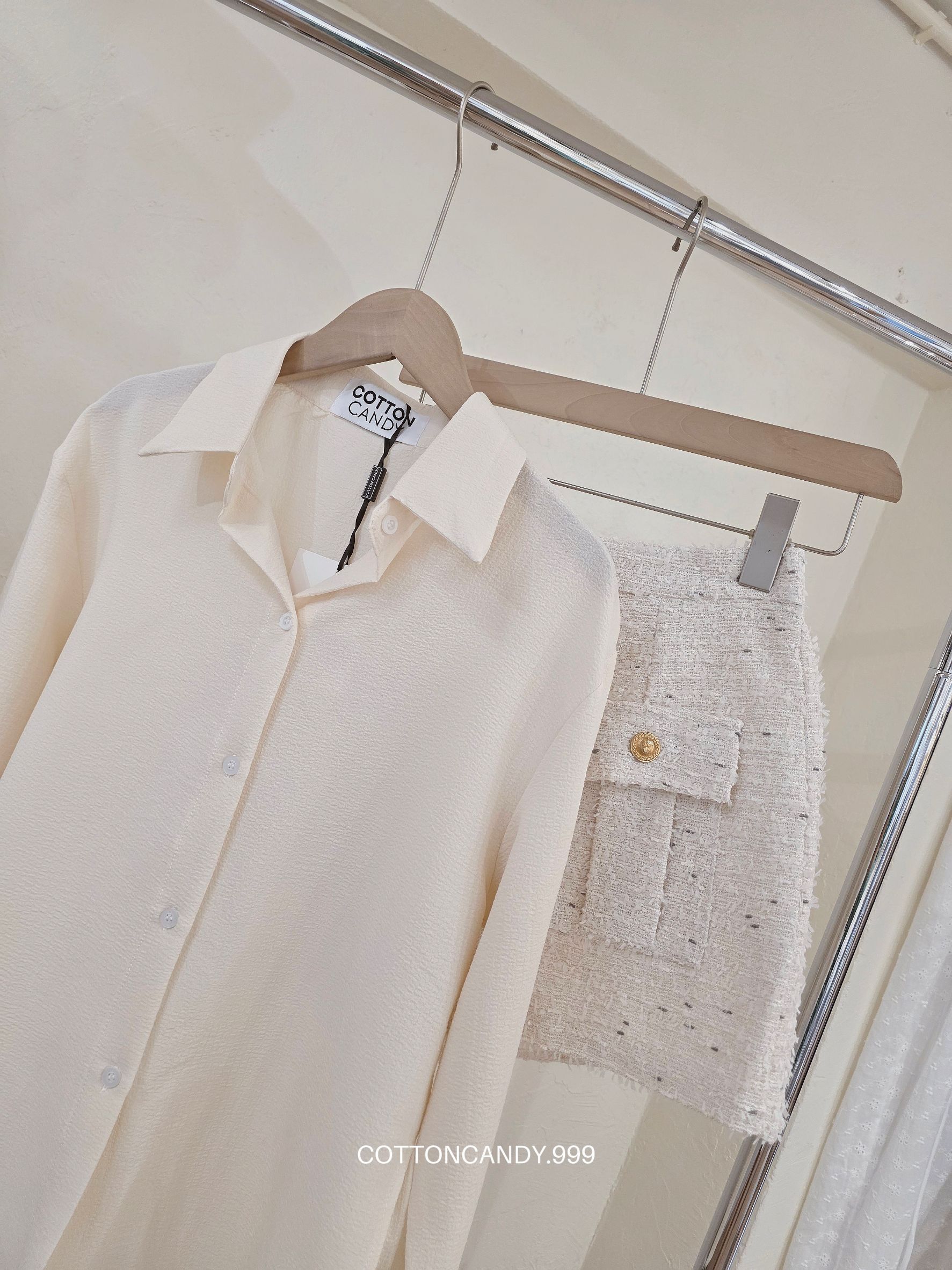 Tag#cottoncandy ชุดเซทสุดเริ่ดมาแล้วคร่าาาา รถ่นนี้บอกเลยคุ้มมาก มา2ชิ้น ตัวเสื้อดีเทลเก็สุดๆ กางเกงผ้าชาแนลสวยจึ้งมากๆ รุ่นนี้ใส่เข้ากัยแบบจึ้งแน่นอนคร่าาาาาา