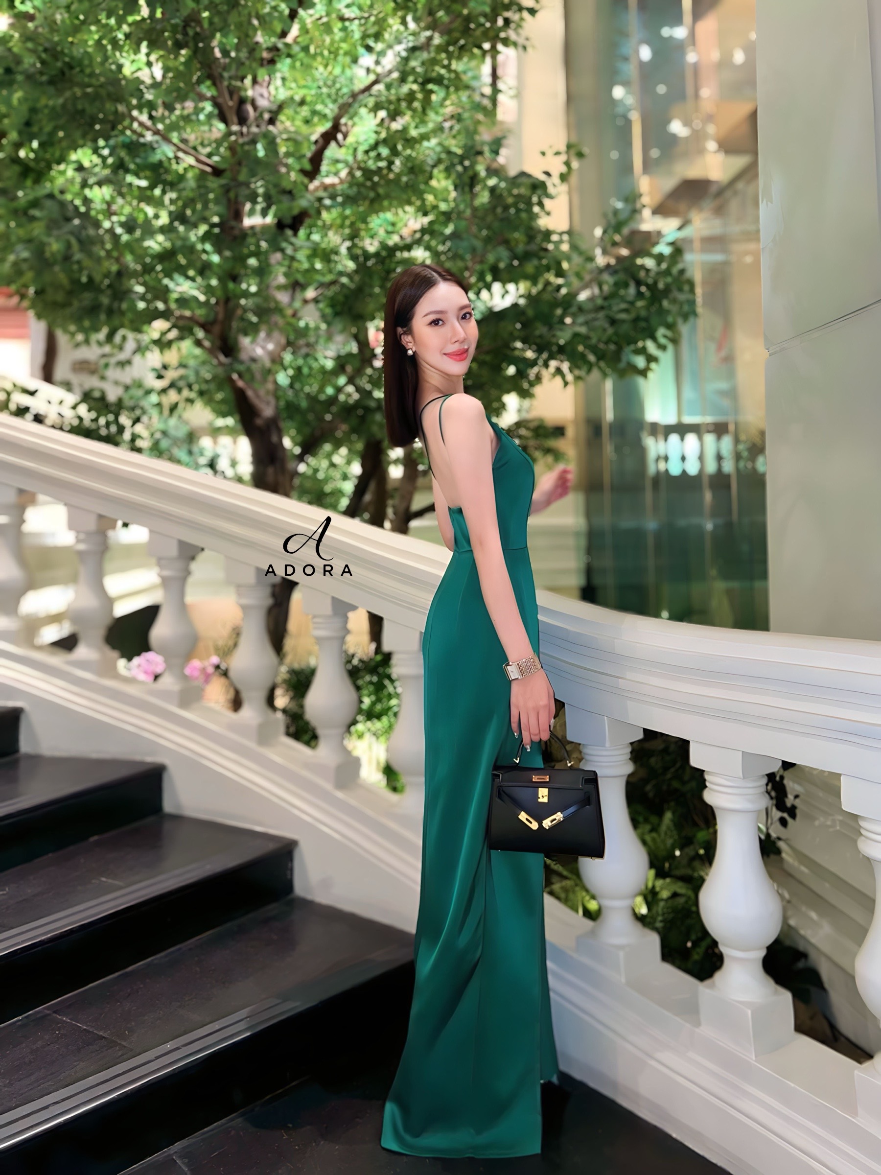 ลัคชูรี่ ในสไตล์สาวอโดร่า ไม่ว่าจะออกงานแต่งในช่วงนี้ หรือ ใส่ปาร์ตี้ดินเนอร์สุดหรูในโอกาสพิเศษ กับ เดรสดีไซน์ไหล่เฉียง ดีไซน์ทรงกระโปรงยาว ผ่าข้าง ตัวชุดใช้ผ้าพื้นมีความเงาในเนื้อผ้าเพื่อความดูหรูหราของตัวชุด งานมีซิปใน ซิปหลังแบบซ่อน เนื้อผ้าเกรดพรีเมี่