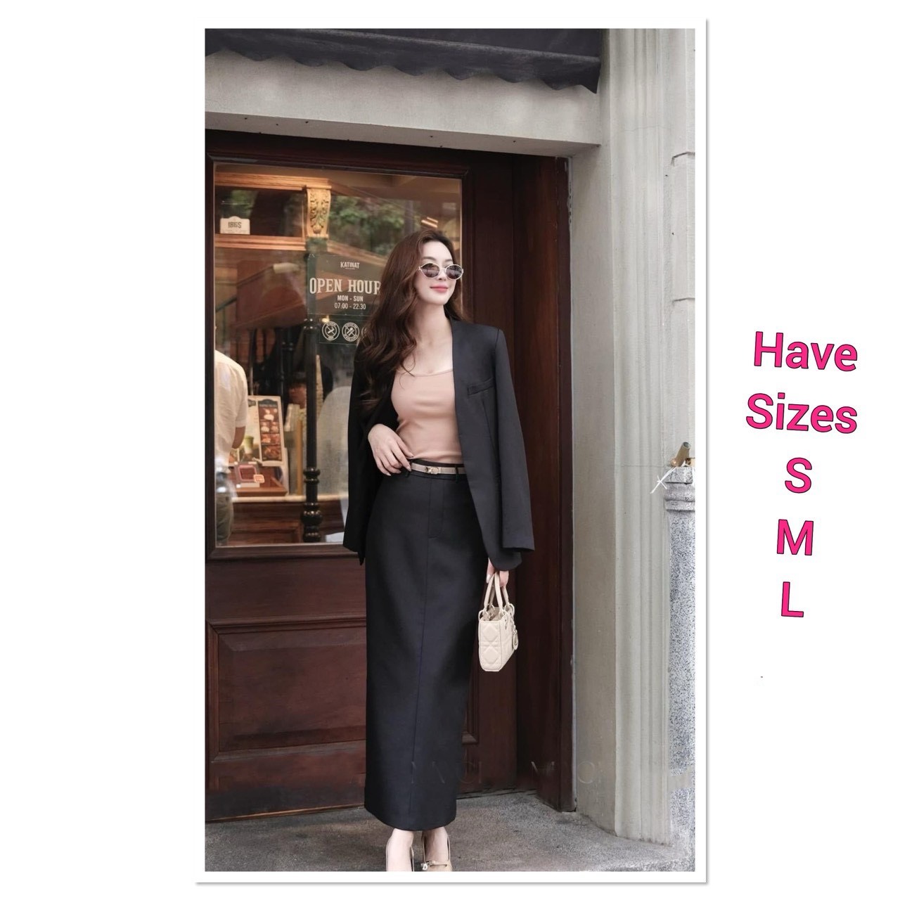 Set 3ชิ้น สุดคุ้ม เสื้อคลุมเบเซอร์แขนยาว สีดำ กระเป๋าหน้าใช้งานได้จริง มาพร้อมเสื้อกล้ามสีชมพูโอรส คอกลมตัวใน เนื้อผ้ายืดหยุ่นได้ตามตัว แมทซ์กับกระโปรงยาวทรงสอบสีดำ ดีเทลแต่งผ่าหลังยาว (ซิปหลัง) ใส่คู่กับเข้มขัดสีน้ำตาลเส้นเล็ก สวย เนื้อผ้าดีสุดๆ ลุคCEO ต