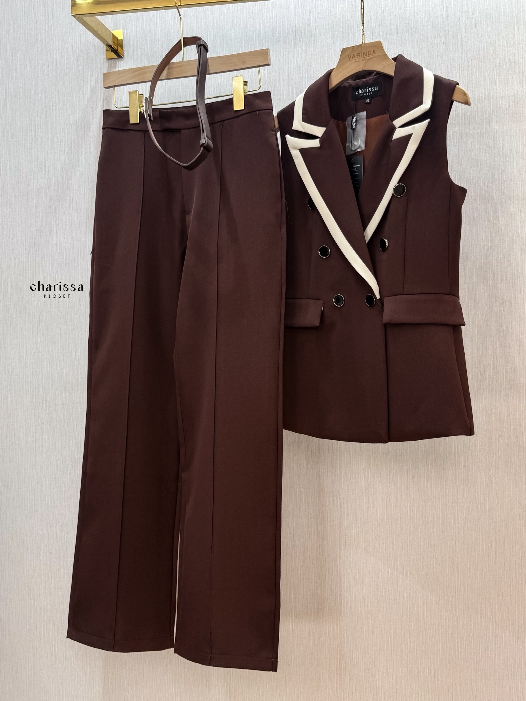 Tag: CHARISSA KLOSET 📌เซ็ท 3 ชิ้น: เสื้อแขนกุด+กางเกง+เข็มขัด ชุดเซ็ตกางเกงและเสื้อกั๊กสูททรงเท่ ทรงสวย เข้ารูปพอดีตัว เนื้อผ้าพรีเมียม ใส่สบาย ยับยาก เพิ่มเสน่ห์ด้วยดีเทลขอบตัดสีตัดกันอย่างมีระดับ 🤎🤍 ดีไซน์ double-breasted เรียบหร