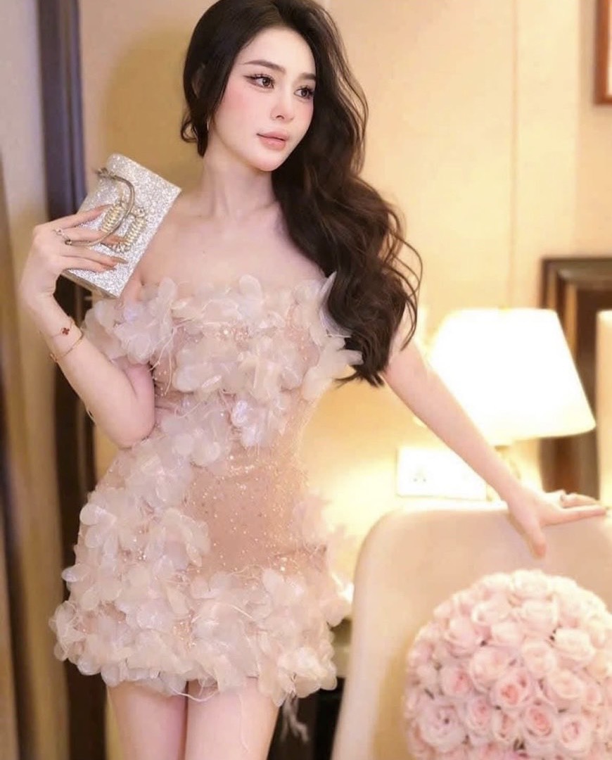 Dress เกาะอก สาย luxury ห้ามพลาดคลอนี้ สีใหม่ล่าสุด โดดเด่นด้วยเนื้อผ้า ผ้ากลิตเตอร์ ทั้งตัวตกแต่งด้วยดอกไม้ผ้าชีฟอง มีฟองน้ำเสริมหน้าอก ซิบหลีง มีแขนข้างเป็นดอกไม้สีขาว รุ่นนี้ใครพลาด เสียใจแน่เลย