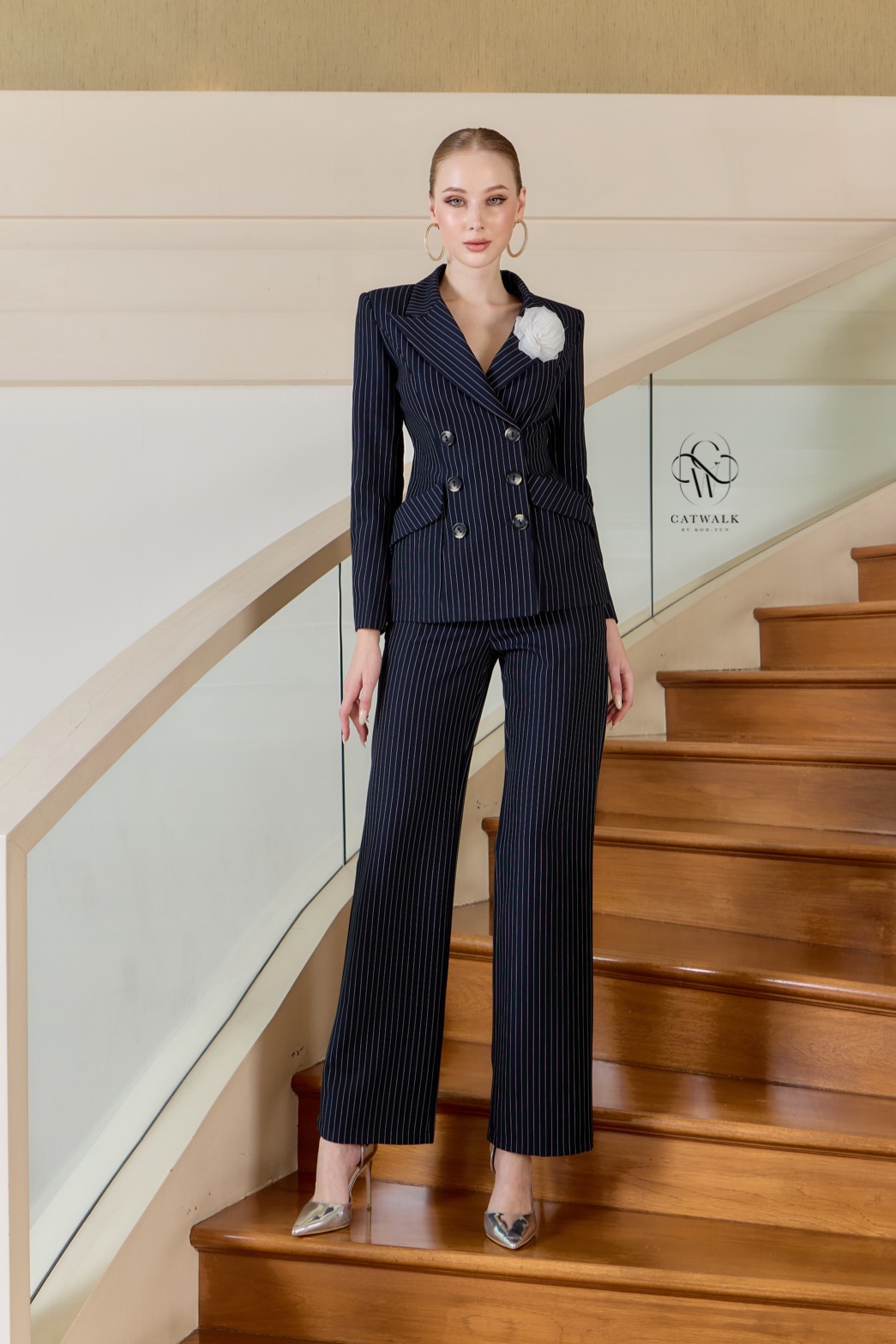 เซตสูทลายทาง+เข็มกลัดดอกไม้+กางเกงขายาวทรงสวย เนื้อผ้าเกรดเอ ทอลายในตัว ตัวสูทเป็นทรงเข้ารูป แต่งกระดุมด้านหน้า 6 เม็ด มีกระเป๋า 2 ข้างใช้งานได้จริง มีเข็มกลัดดอกไม้ สีดอกไม้จะเป็นสีตามลายเส้นของตัวชุด มาคู่กับกางเกงขายาวทรงสวย ใช้ผ้าเนื้อเดียวกับตัวสูท เ