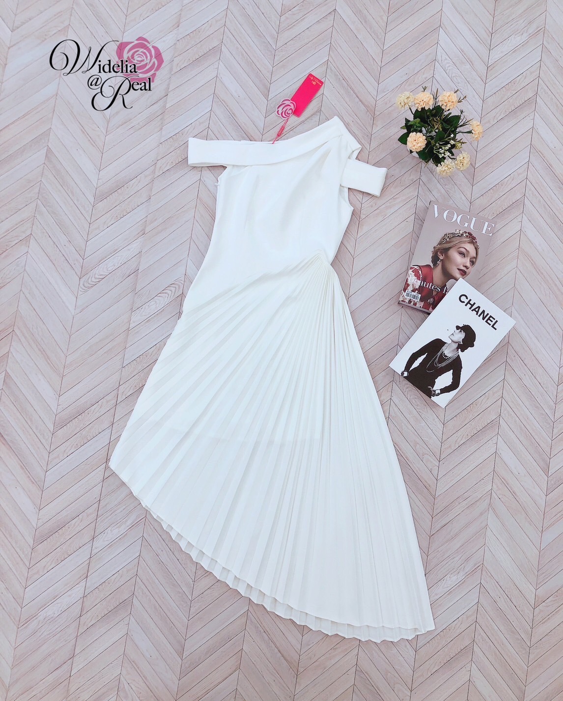 Dress เดรสตัวยาว ปาดไหล่ กระโปรงปลายเฉียง เนื้อผ้าเรียบ สีพื้น ซิปข้าง ผ้าอัดพลีท ผ้าอย่างดี มีน้ำหนัก ไม่บาง งานคัตติ้งเนี๊ยบ ทรงสวยเป๊ะมาก รับรองใส่ออกมาไม่ผิดหวังการันตีให้เลย บอกเลยห้ามพลาดเด็ดขาด