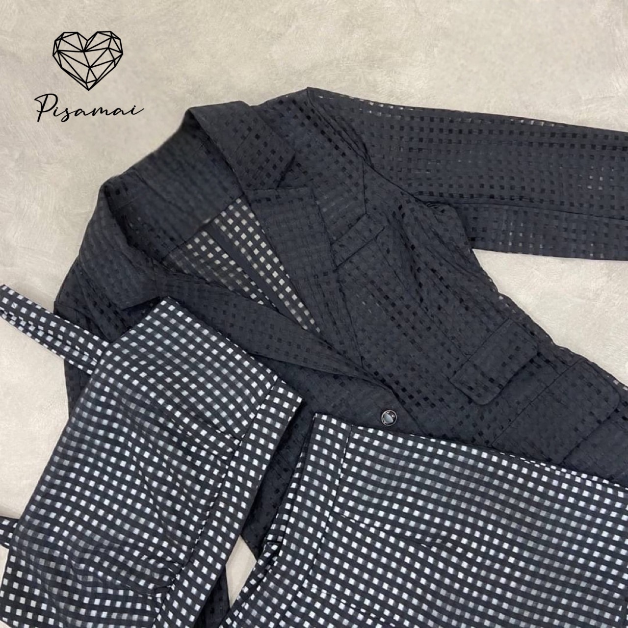 เซ็ตเบเซอร์คลุมลายตารางสก็อตสีดำ มาคู่กับเสื้อคอปและกางเกงขาสั้นเข้าเซ็ต ใส่ทั้งชุดแมทกันสวยมากๆค่า ต้องมีเลยค่า