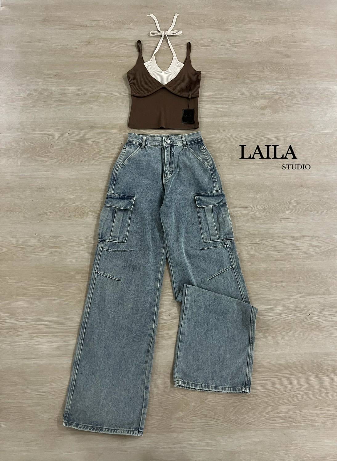 Tag: LAILA Detail: Set เสื้อ+กางเกง เสื้อทรงคล้องคอโทนสีพื้น เป็นผ้าไหมทอ ดีไซน์แต่งบราคล้องคอสุดแซ่บ มาพร้อมกางเกงทรงบอยๆปล่อยๆ งานยีนส์นำเข้า💯 แต่งกระเป๋าแถบข้าง งานผ้าสวยสุดๆ ลุคสาวเท่แซ่บ ต้องลุคนี้ค่า #ชุดเซ็ท #bylaila brand #กางเกงคาร์โก้ #ก