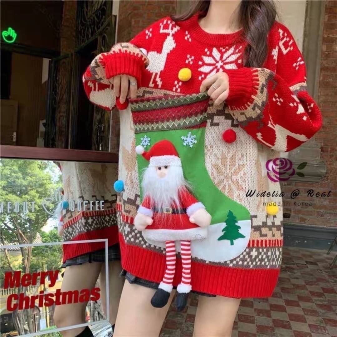 Sweather :: เสื้อตัวยาวสุดเก๋ รุ่นนี้ปังมากแม่ งานเกรดพรีเมี่ยม ตัวเสื้อเป็นไหมพรมเนื้อนุ่มนิ่ม ทอลายเก๋สีสันสดใสทั้งตัว มาพร้อมกับตุ๊กตา Pop Up ตัวใหญ่บึ้ม ในตีม Christmas สุด Cute งานสวย ทรงเป๊ะ คัทติ้งเนี้ยบมาก งานไหมพรมเนื้อดีมากนะคะ