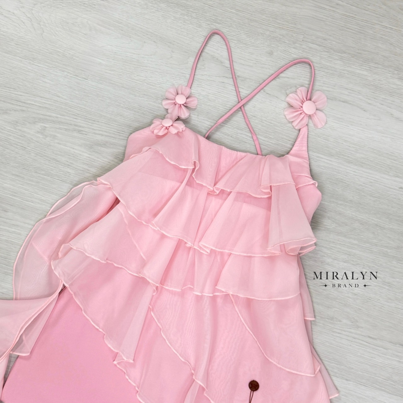 มินิเดรสสายเดี่ยวสีชมพูสายแต่งดอกไม้เย็บติดด้านหลังเป็นสายไขว้ผ้าพริ้วสวยแต่งดีเทลระบายเป็นชั้นๆสวยน่ารักมากงานอกมีฟองน้ำเสริมตัวเดรสเป็นงานผ้ามีน้ำหนักพร้อมซับในและซิปข้าง