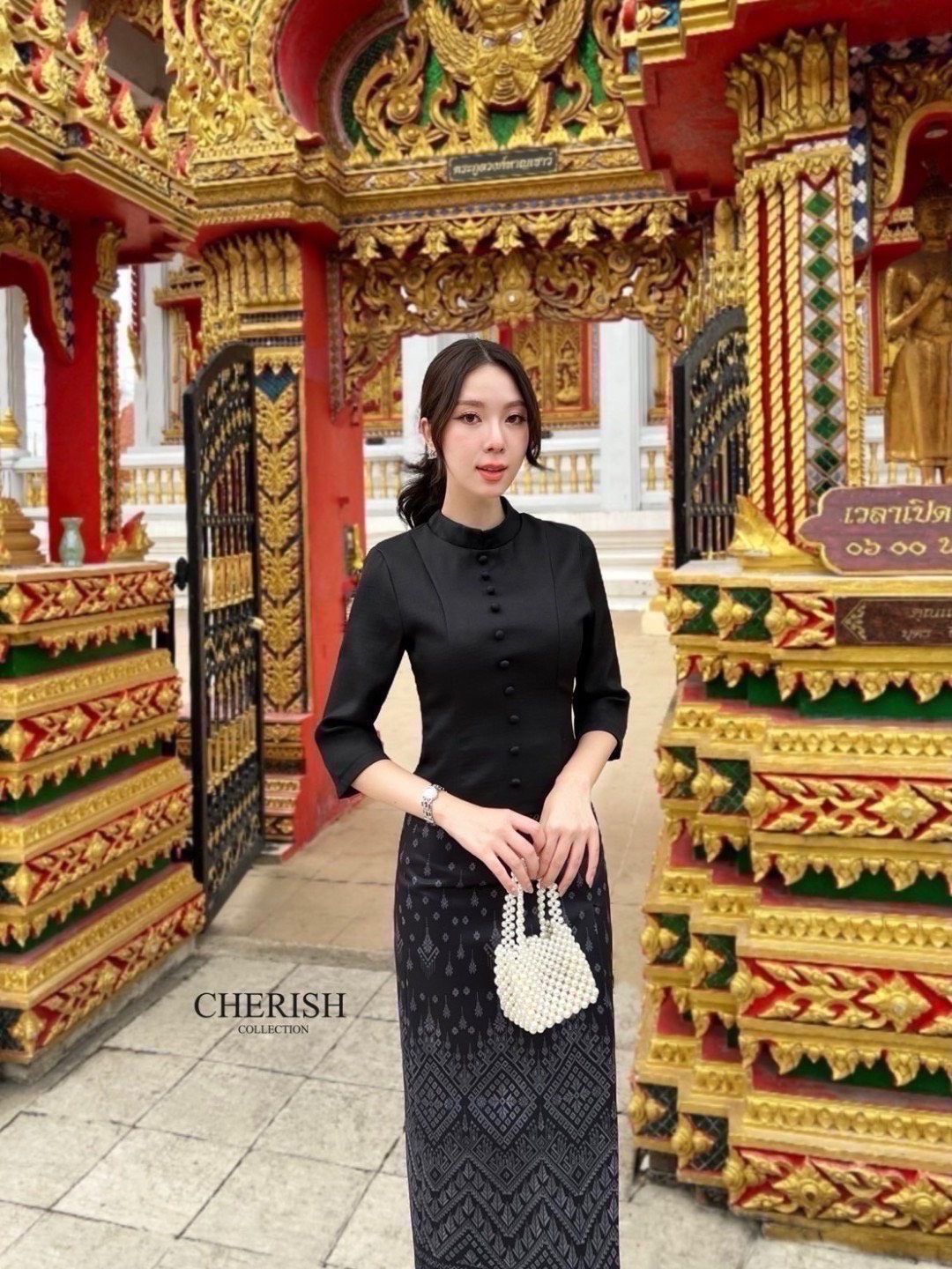 เช็ท 3 ชิ้น ชุดงานบุญ ชุดไทยหรือจะใส่เป็นธีมชุดเพื่อนเจ้าสาวก็เหมาะ ใส่ได้ทุก เทศกาล ดีเทล เสื้อคอกลมแต่งกระดุมเรียง แขน 3 ส่วน เสริมซับในอย่างดี ใส่คู่ผ้าถุงพิมท์ลาย เนื้อผ้าใส่สบาย มีเข็มขัด ไม่ว่าจะออกงานไหน ก็สวยยืนหนึ่งค่ะ