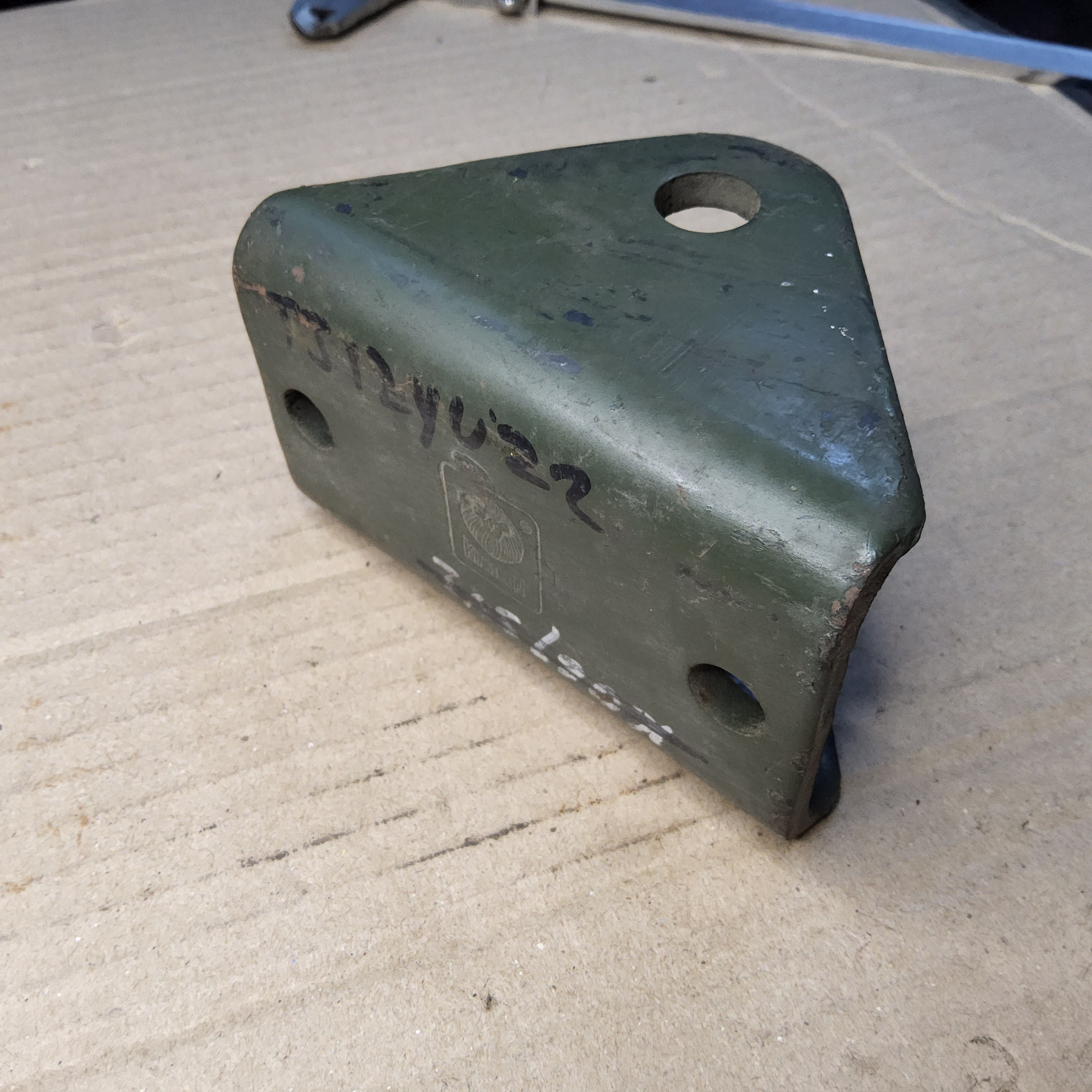 บ็อกแหนบ ติดคัดซี่ Jeep จี๊ป เล็ก วินลี่ CJ5 CJ6 CJ7 ตัวหนา [ 6 มม ]