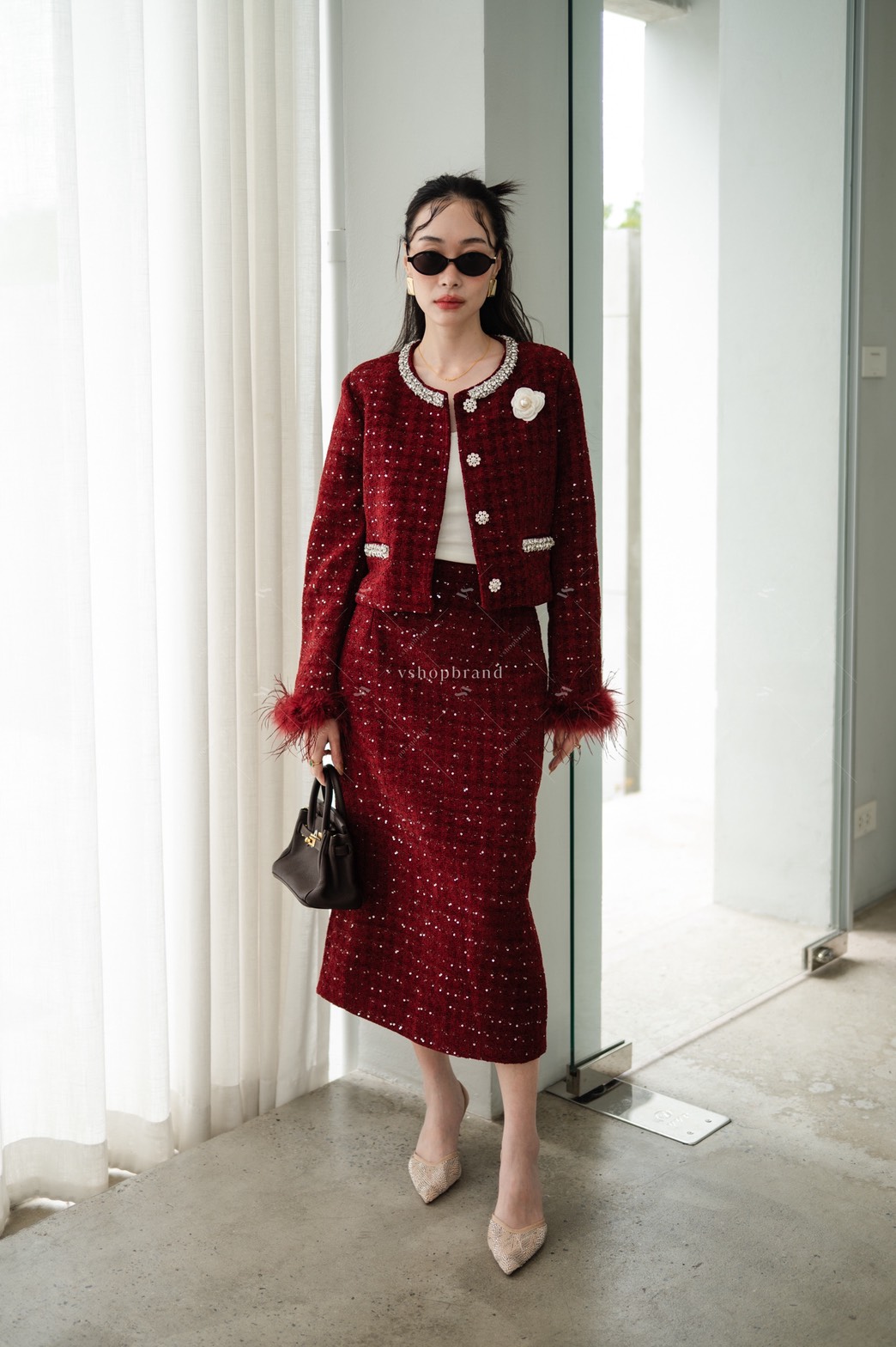 Set เสื้อผ้าทวิตทอเลื่อม + กระโปรงยาว ผ่าหลัง + ขนนก + เข็มกลัด