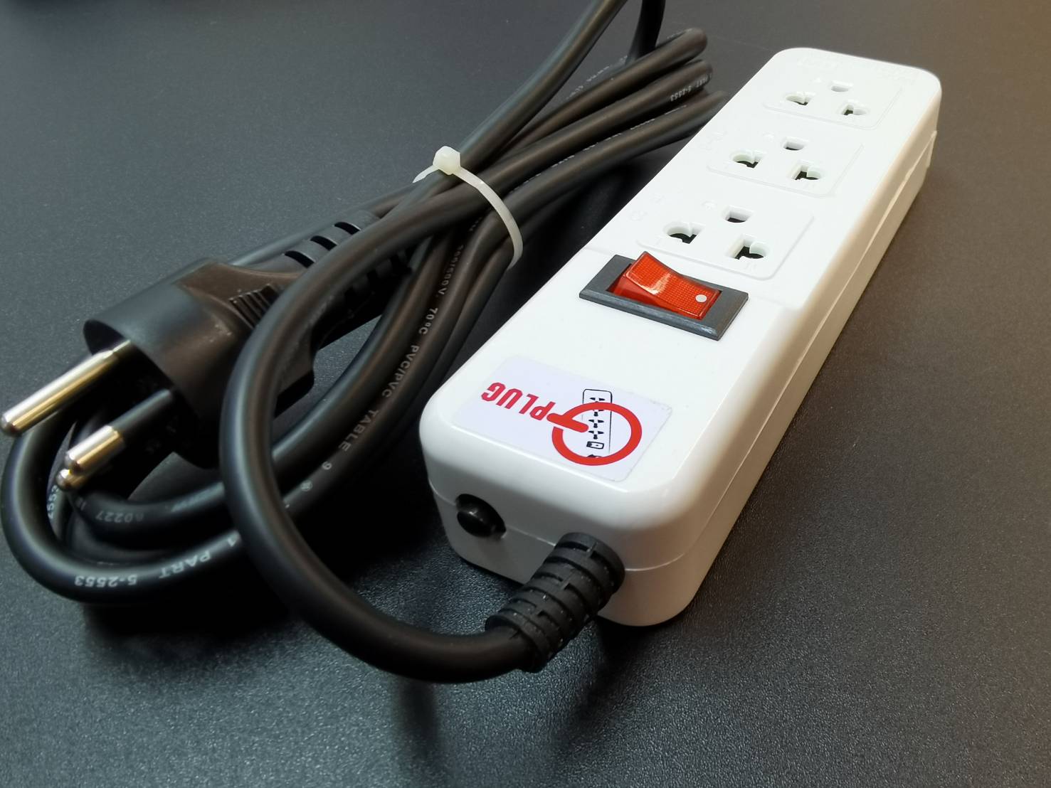 G-PLUG T31 ปลั๊กไฟ 3 เต้า 1 สวิทย์ SKU-01953