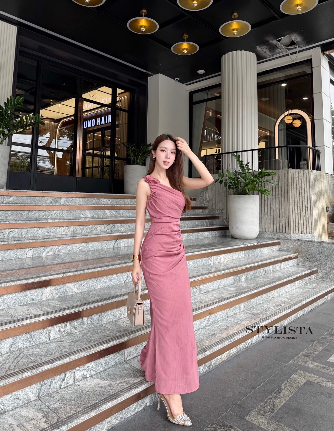 Goddess Curve Dress – เดรสปาดไหล่ดีไซน์เก็บทรง ลุคปังสับแบบตัวแม่