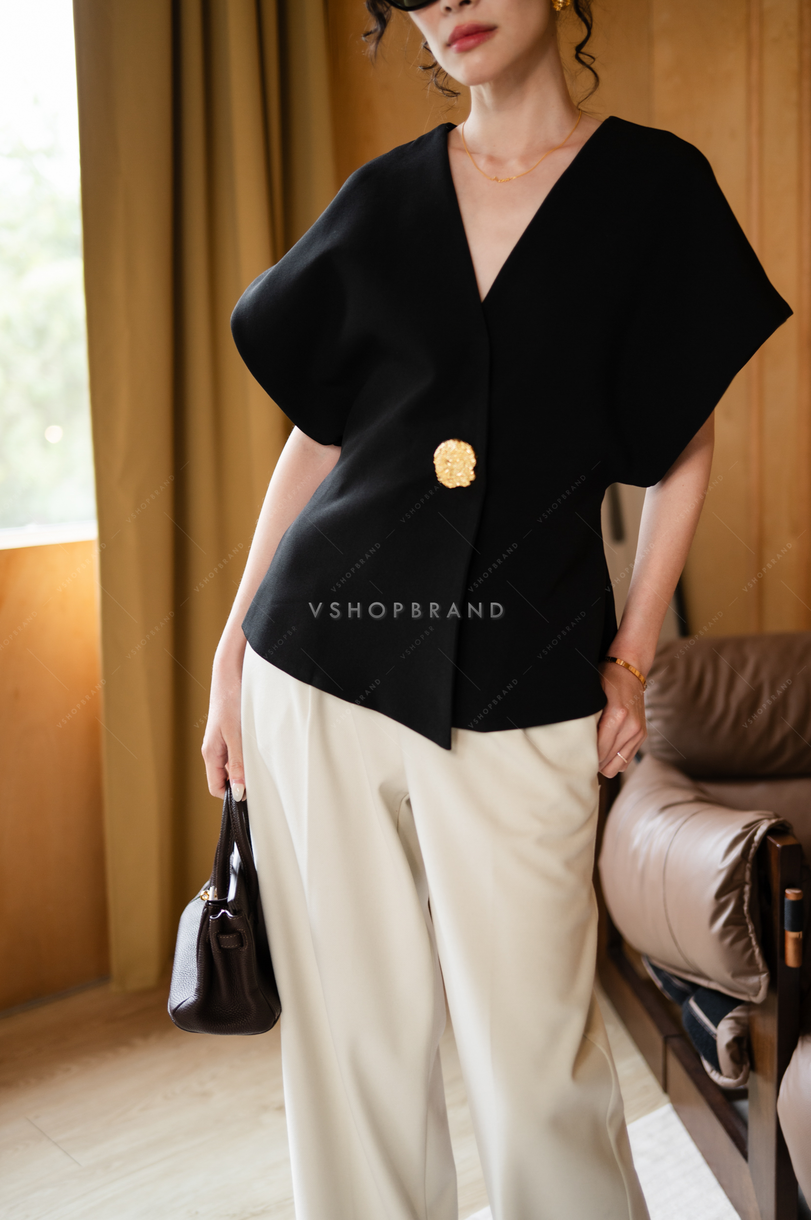 เสื้อแขนทรงแขนไหล่ล้ำกระดุมทอง