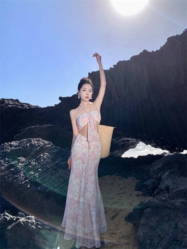 ชุดเซ็ท 2 ชิ้น เสื้อครอปสาย เดี่ยวคล้องคอ + กระโปรงยาว ผ้ารูปสวยเนื้อพริ้วพิมพ์ลาย งานดีมากใส่สบายค่ะ