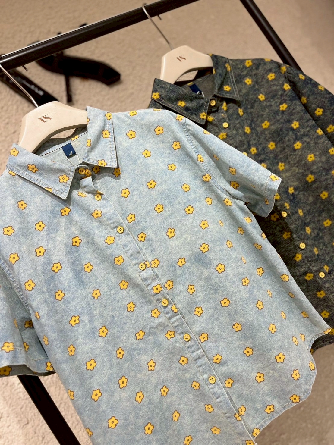 เสื้อเชิ้ตยีนส์แขนสั้นลายดอกเดซี่