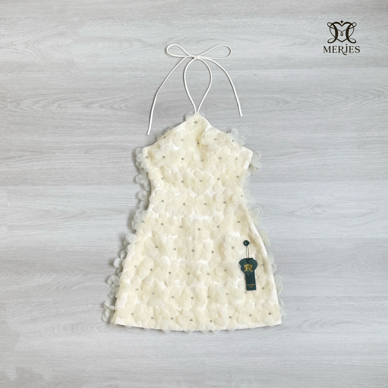 เดรสดอกไม้แต่งเพชรสีชมพูดีเทลงานคล้องคอเชือกผูกด้านหลังงานโชว์หลังแต่งดอกไม้ทรงใหญ่มีเกสรเพชรทั้งชุดสวยเก๋มากๆคะงานทรงเข้ารูปอกมีฟองน้ำเสริมทรงสวยมาก มีความเซ็กซี่สวยเก๋บอกเลยว่าไม่เก็บชุดนี้เสียดายแย่เลยคะ รุ่นฮอตขายดีมากคะ