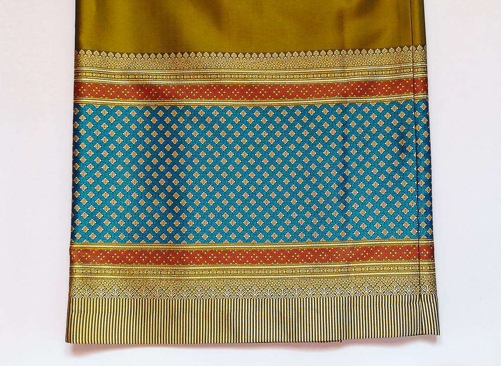 ผ้าถุงไหมสำเร็จรูป (สีเขียวปีกแมลงทับ) งานตัดเย็บประณีต อัดผ้ากาวตามสีของผ้าถุง เนื้องานดีเกรด A (รอบเอว 30 นิ้ว)