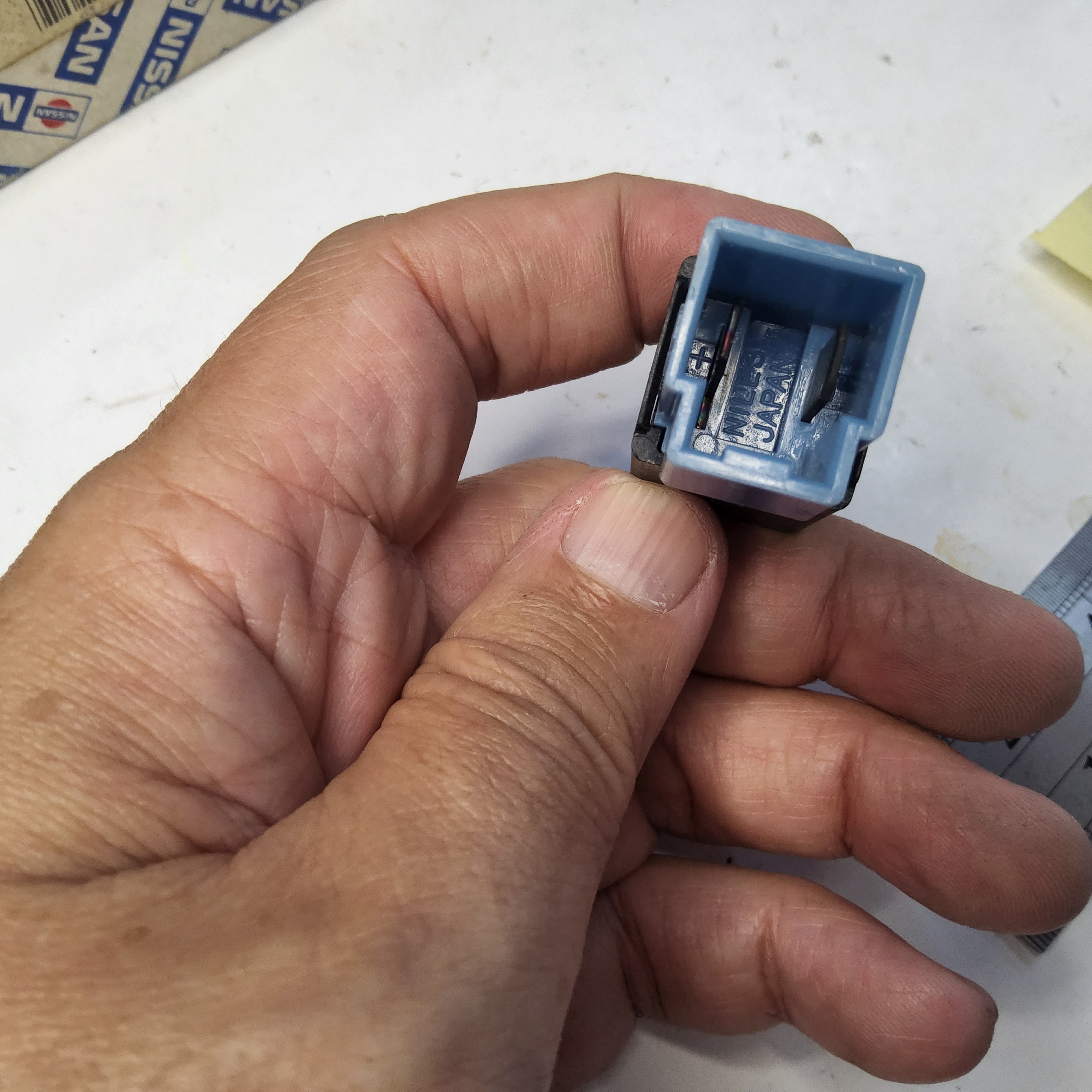 สวิทช์ไฟเบรค นิกสัน B 113 2 สาย ( กดดับ ปล่อยติด )ใช้ดัดแปลง ทั่วไป ใช้ไดัทั้ง 12V และ 24V