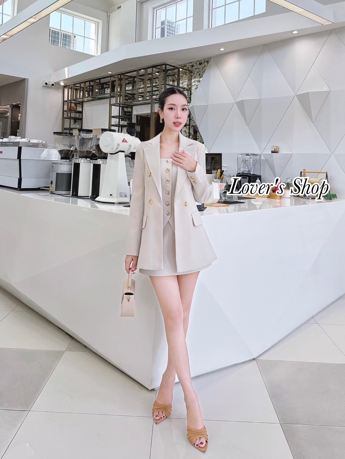 Brand : LV. Detail : Set 3ชิ้น เสื้อสูท+เสื้อกั๊ก+กระโปรง ลุคคเรียบหรูดูผู้ดี มีความเป็นCEOสาวท่านหนึ่ง ดีเทลเสื้อกั๊กทรงกระดุมหนา มาพร้อมเสื้อสูทยาว แม็ทกับกระโปรงเอวสูงซิบหลัง งานมีซับในอย่างดีทั้ง3ชิ้นนะคะ ใช้ผ้าสูทอัดกาว