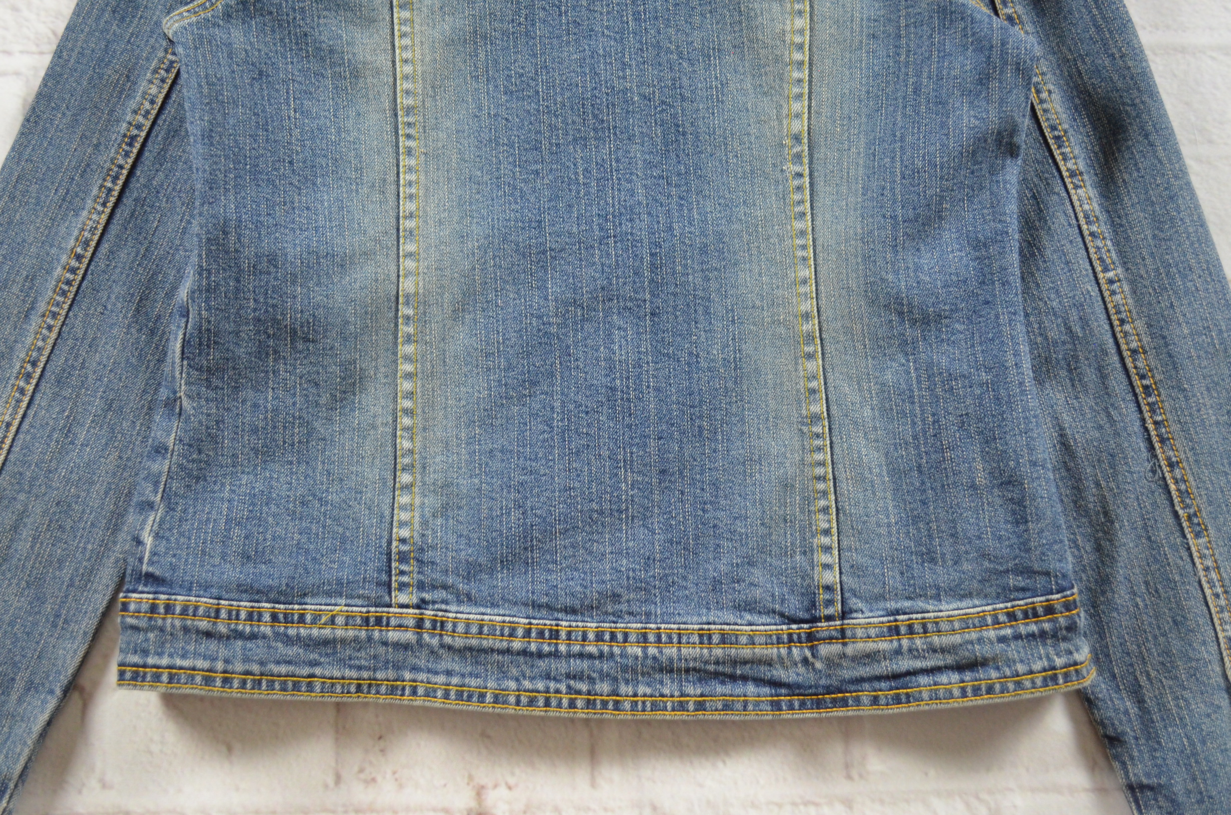 AFT Jeans อกจริง33' (XS) เสื้อแจ็คเก็ตยีนส์ เสื้อยีนส์แขนยาวหญิงชาย เนื้อผ้านุ่มทรงน่ารัก มีเป๋าข้างเป๋าในสวยมาก