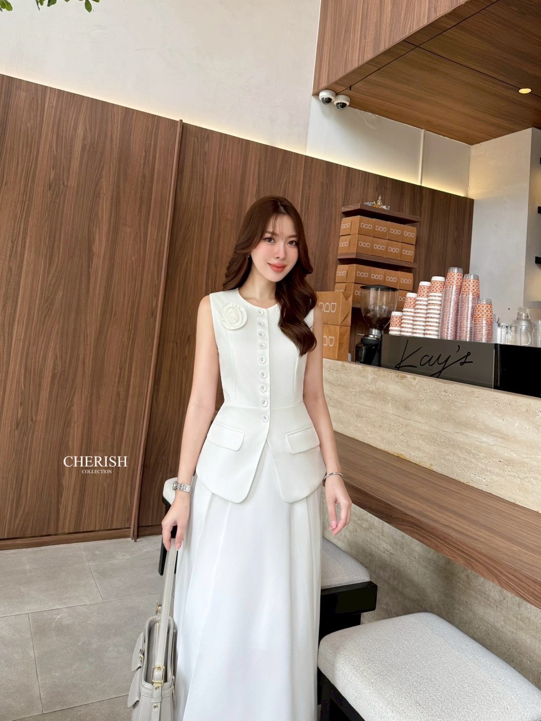 ชุดเซ็ท เสื้อ+กระโปรง สไตล์คุณหนู เรียบหรูดูผู้ดี เสื้อแขนกุดตัวยาวตกแต่งกระดุม มีกระเป๋า 2 ข้างใช้งานได้จริง มาพร้อมเข็มกลัดดอกไม้ จะติดตรงไหนก็ได้ตามใจชอบ ตัวกระโปรงบานเอวสูงจับจีบหน้ามีกระเป๋า 2 ข้าง ซับในอย่างดี จะใส่เดินห้างหรือไปงานสังสรรค์เข้าสังคม