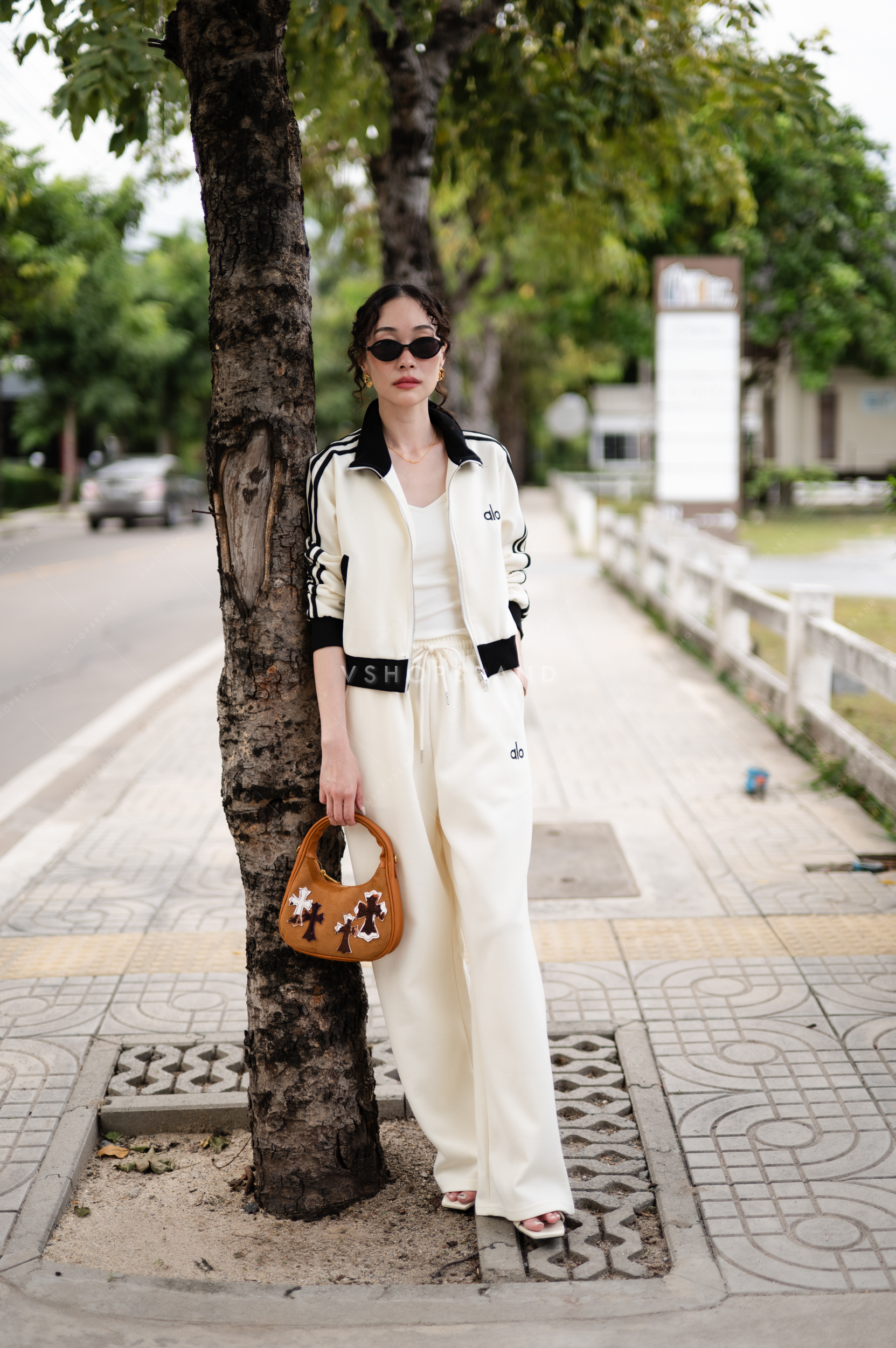 Set เสื้อวอร์มแขนยาวแถบไทล่ ขลิบขอบปัก al o + กางเกงขายาว