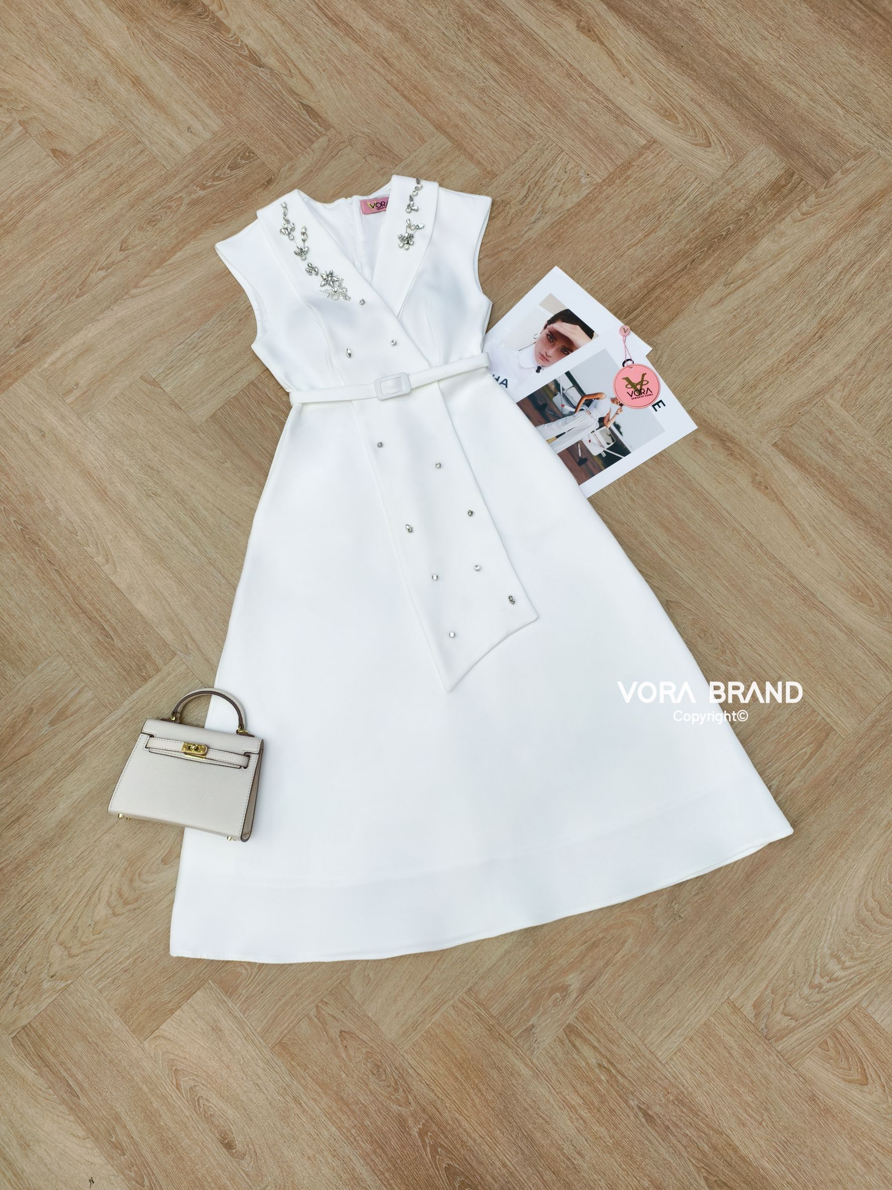 Dress ยาว แขนล้ำ แต่งปกยาว ปักเพชรสวยมากค่ะ อกมีฟองน้ำจัดทรงให้ค่ะ ช่วงเอวเข้ารูป มีเข็มขัดเข้าชุดให้ด้วยค่ะ ช่วงกระโปรงบานกำลังสวย เนื้อผ้าหนามีน้ำหนัก เป็นทรงสวยมากค่ะ ซับในทั้งชุด ใส่ออกมาเป็นทรงสวยสุดๆค่า ซับในทั้งชุดค่า