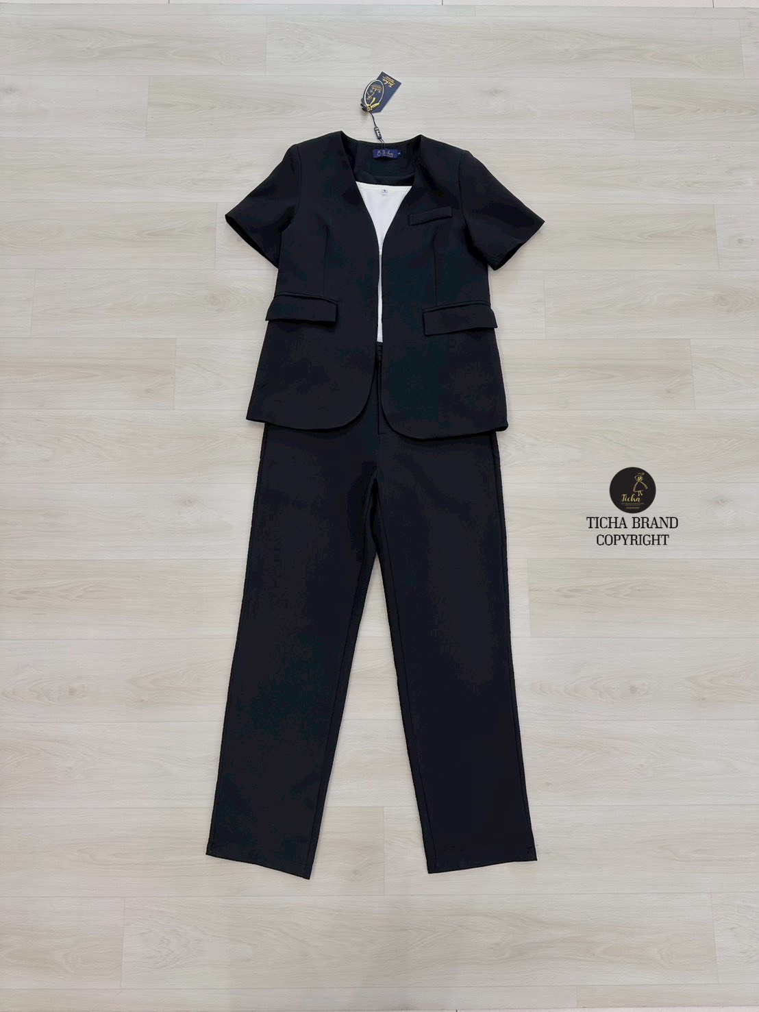 ชุด Set3ชิ้น เสื้อเบลเซอร์+เสื้อกล้าม+กางเกงขายาว เสื้อเบเซอร์แขนสั้นสีดำ ดีเทลแต่งกระเป๋าหน้าใช้งานได้จริง (ไหล่เสริมฟองน้ำ ) และมีเสื้อครอปสีขาว มาพร้อมกางเกงขายาวสีดำทรงสวย ดีเทล แต่งจีบตรงขอบเอว มีกระเป๋าข้าง ซิปหน้า ทรงสวย ลุค CEO ดูสุภาพ บอกเลยว่ารุ