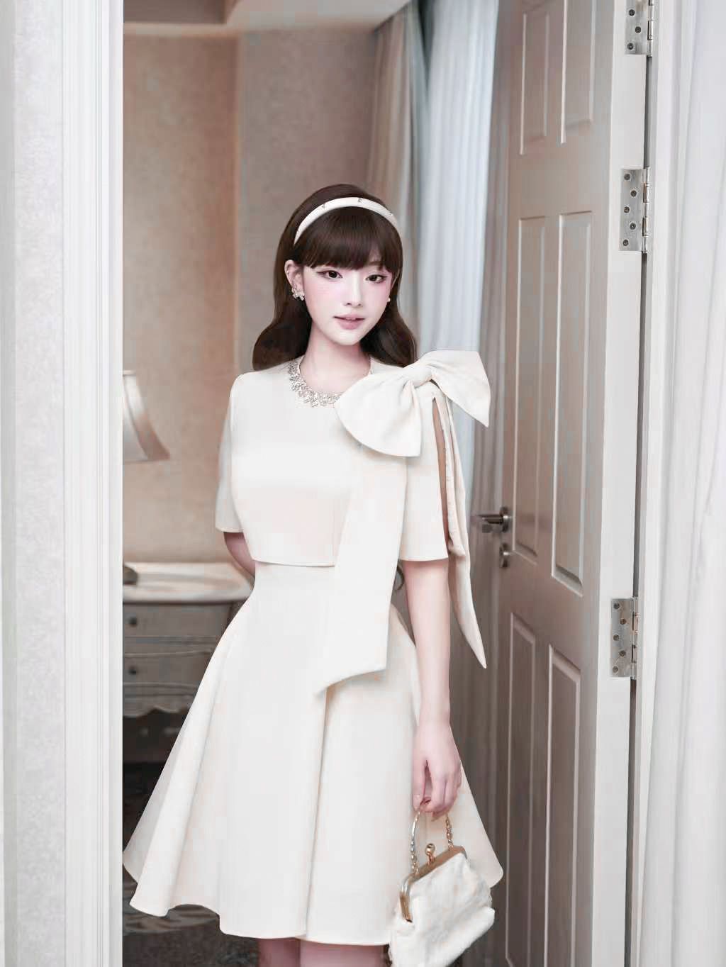 Dress สั้น สายเดี่ยว อกมีฟองน้ำจัดทรงให้ค่ะ แต่งเสื้อคลุมแขนสั้นแต่งเพชรช่วงคอ ช่วงไหล่แต่งโบว์ใหญ่ ช่วงเอวเข้ารูป