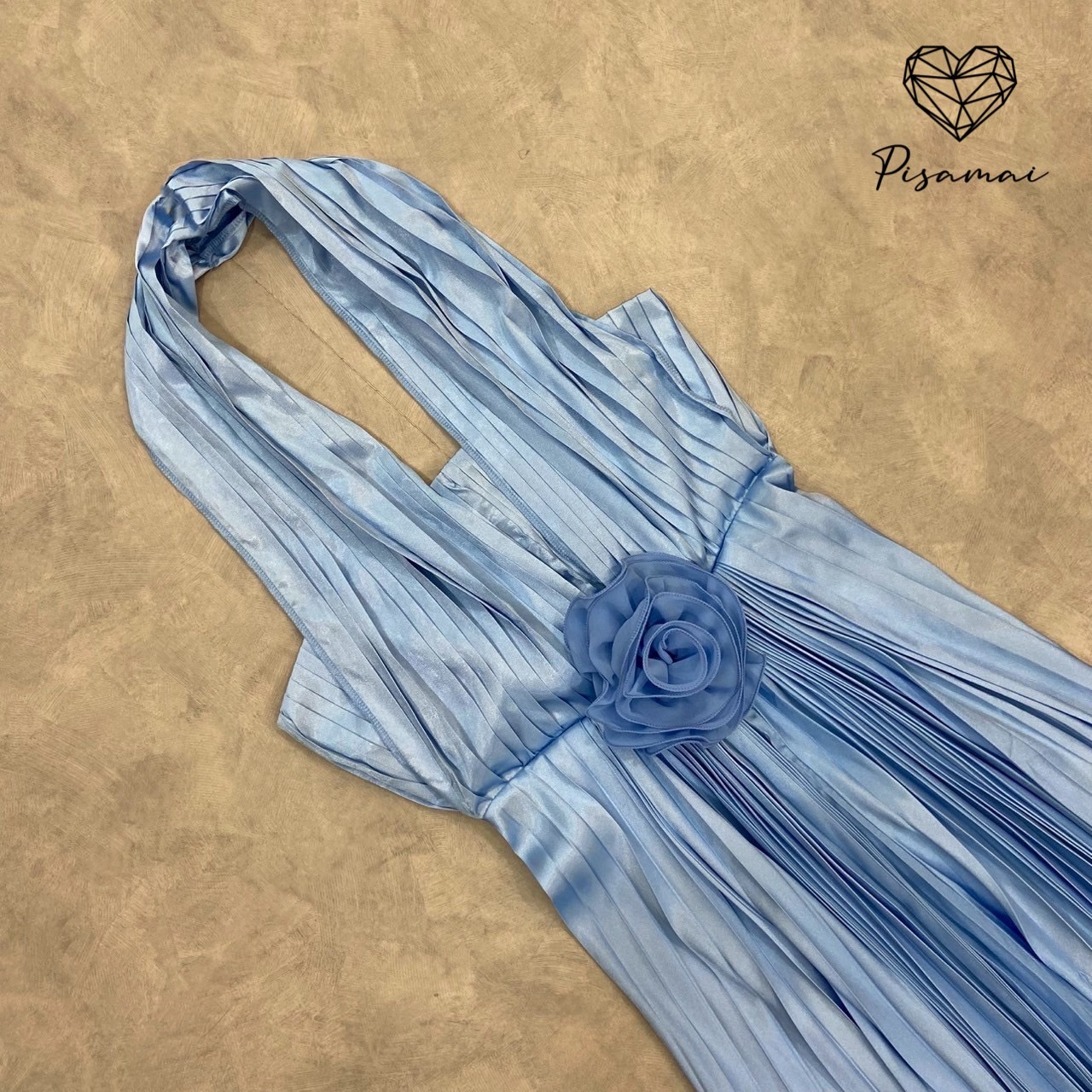 เดรสคล้องคอพลีตตัวยาวมาคู่ติดกับดอกไม้ใหญ่ทรงสวย หรู ดูแพง ใส่ไปงานแต่งแบบเฟียสๆ แกรมๆ ได้ไม่ซ้ำใคร#pisamaibrand #งานป้ายพิศมัย #งานตามหา #ชุดไปงาน #ชุดไปงานแต่ง #ชุดเพื่อนเจ้าสาว #ชุดเพื่อนเจ้าสาวราคาถูก