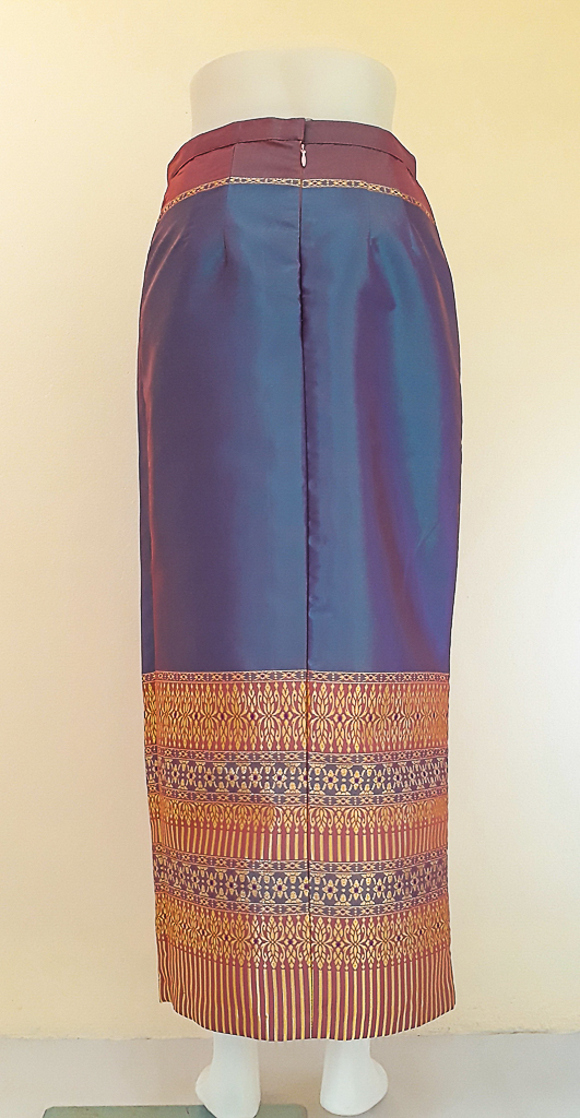 ผ้าถุงไหมสำเร็จรูป (สีน้ำเงินอมม่วง) งานตัดเย็บประณีต อัดผ้ากาวตามสีของผ้าถุง เนื้องานดีเกรด A (รอบเอว 28 นิ้ว)