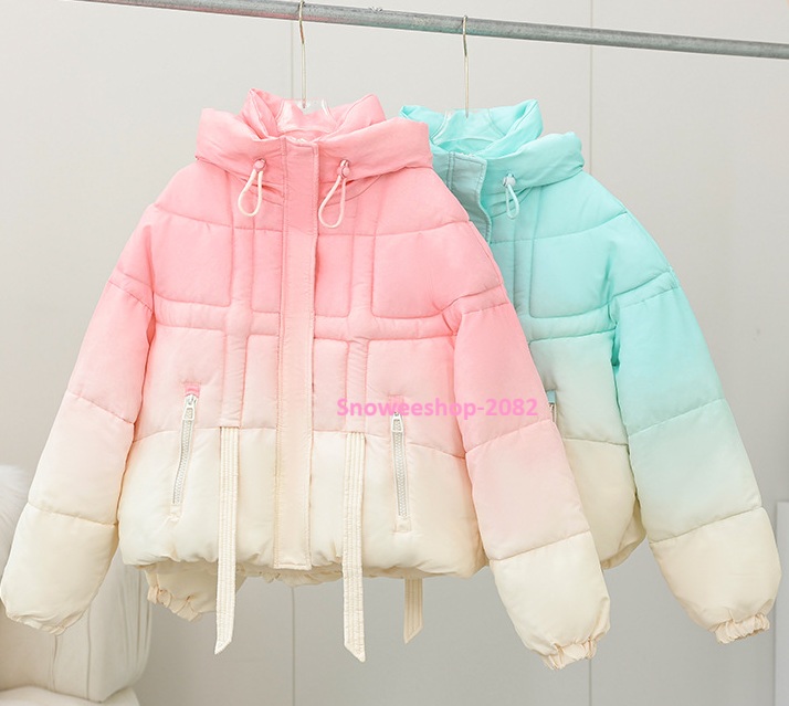 หนาวติดลบก็ยังน่ารัก แจ็คเก็ตดาวน์พาสเทลโทนเกาหลีใส่เที่ยวญี่ปุ่น เกาหลี หรือยุโรปได้สบาย ไซส์ S–2XL มีให้เลือกทั้งสีฟ้า & ชมพู เสื้อดาวน์กันหนาวซิป+กระดุม 2 ชั้น อุ่นถึงติดลบ ทรงโอเวอร์ไซใส่ง่าย ถ่ายรูปขึ้นทุกมุม