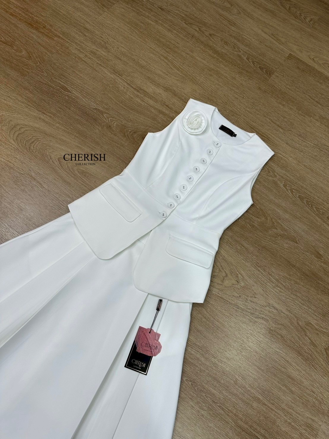 ชุดเซ็ท เสื้อ+กระโปรง สไตล์คุณหนู เรียบหรูดูผู้ดี เสื้อแขนกุดตัวยาวตกแต่งกระดุม มีกระเป๋า 2 ข้างใช้งานได้จริง มาพร้อมเข็มกลัดดอกไม้ จะติดตรงไหนก็ได้ตามใจชอบ ตัวกระโปรงบานเอวสูงจับจีบหน้ามีกระเป๋า 2 ข้าง ซับในอย่างดี จะใส่เดินห้างหรือไปงานสังสรรค์เข้าสังคม